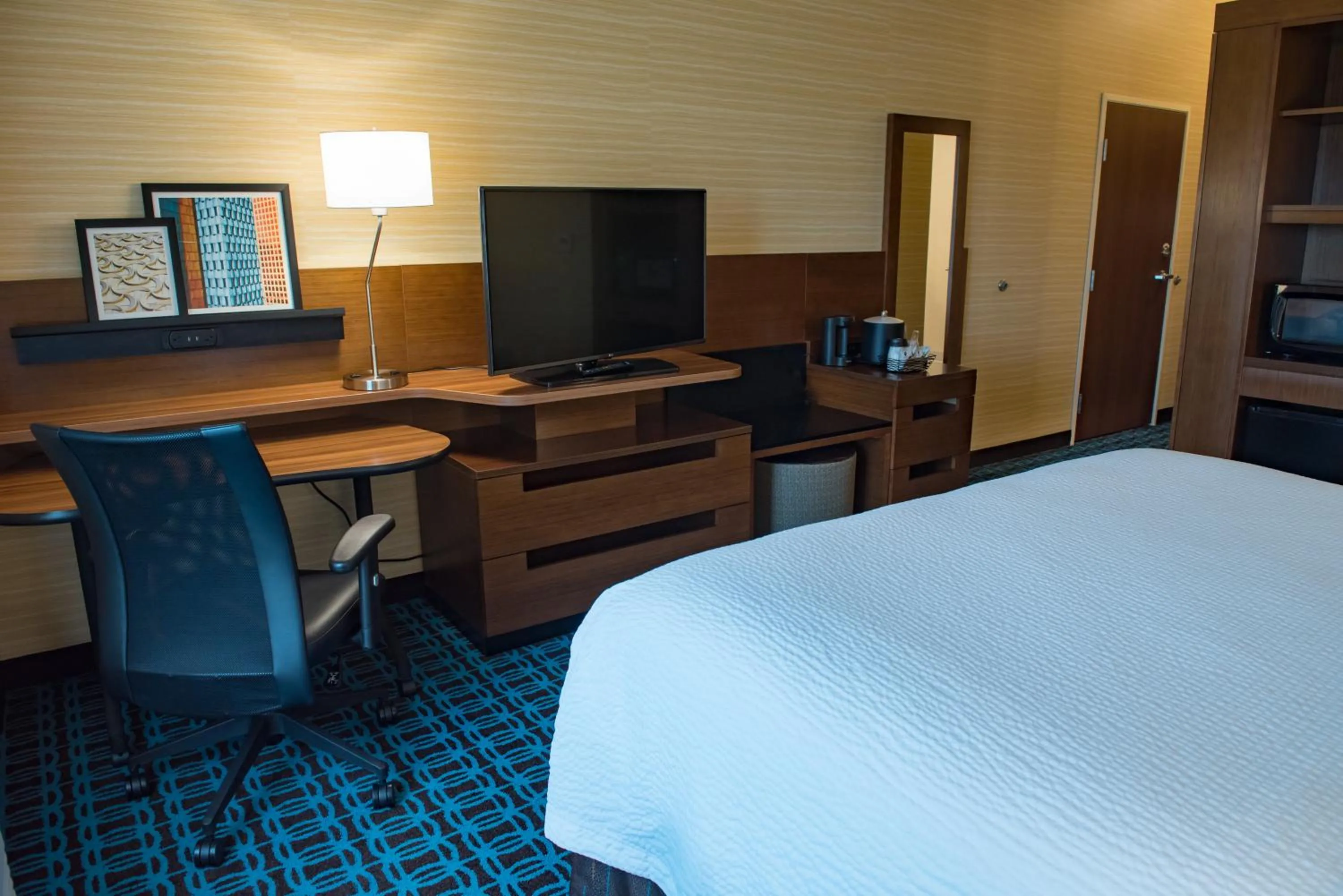 Bed in Fairfield Inn & Suites by Marriott Anderson