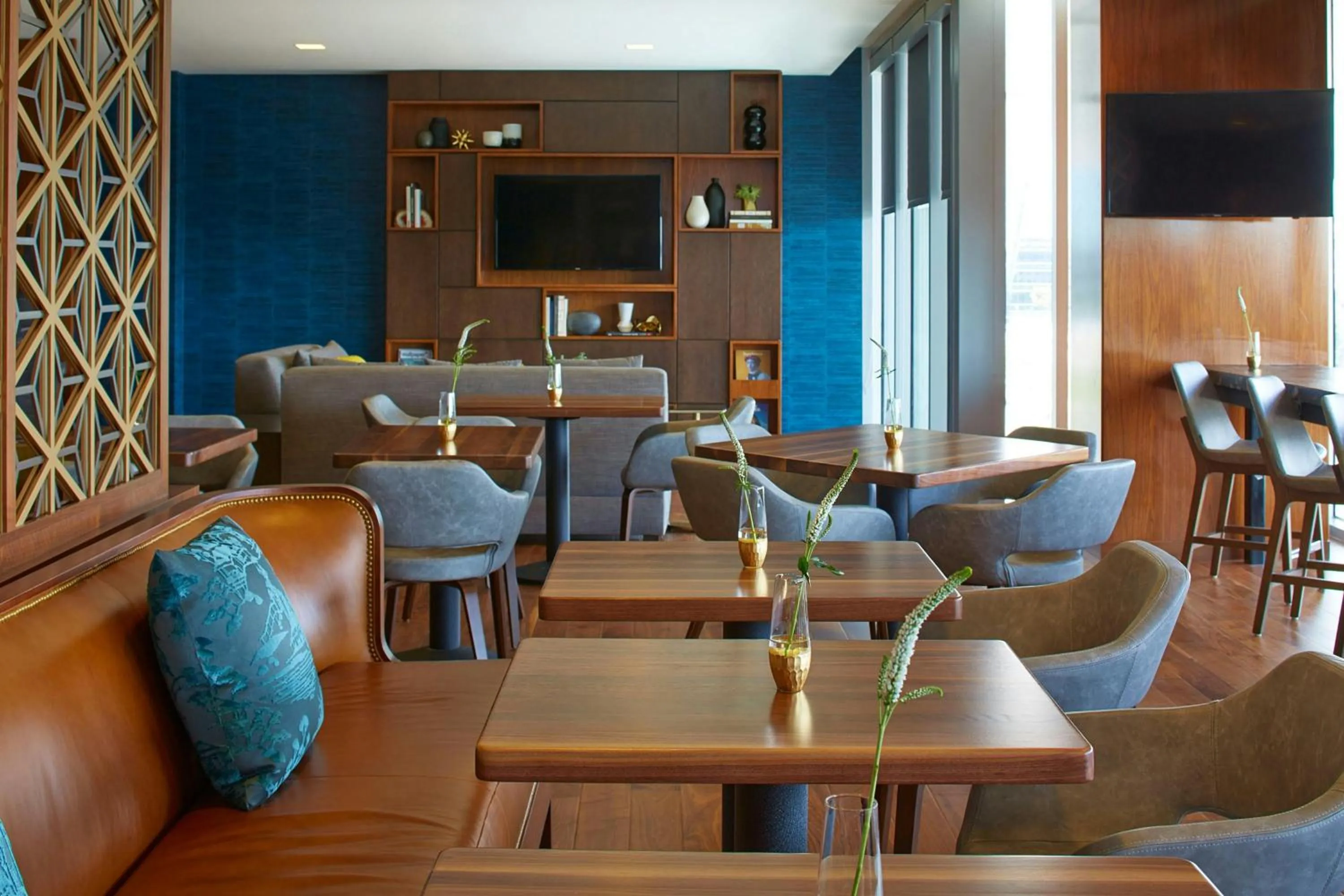 Lounge or bar in Renaissance Dallas at Plano Legacy West Hotel