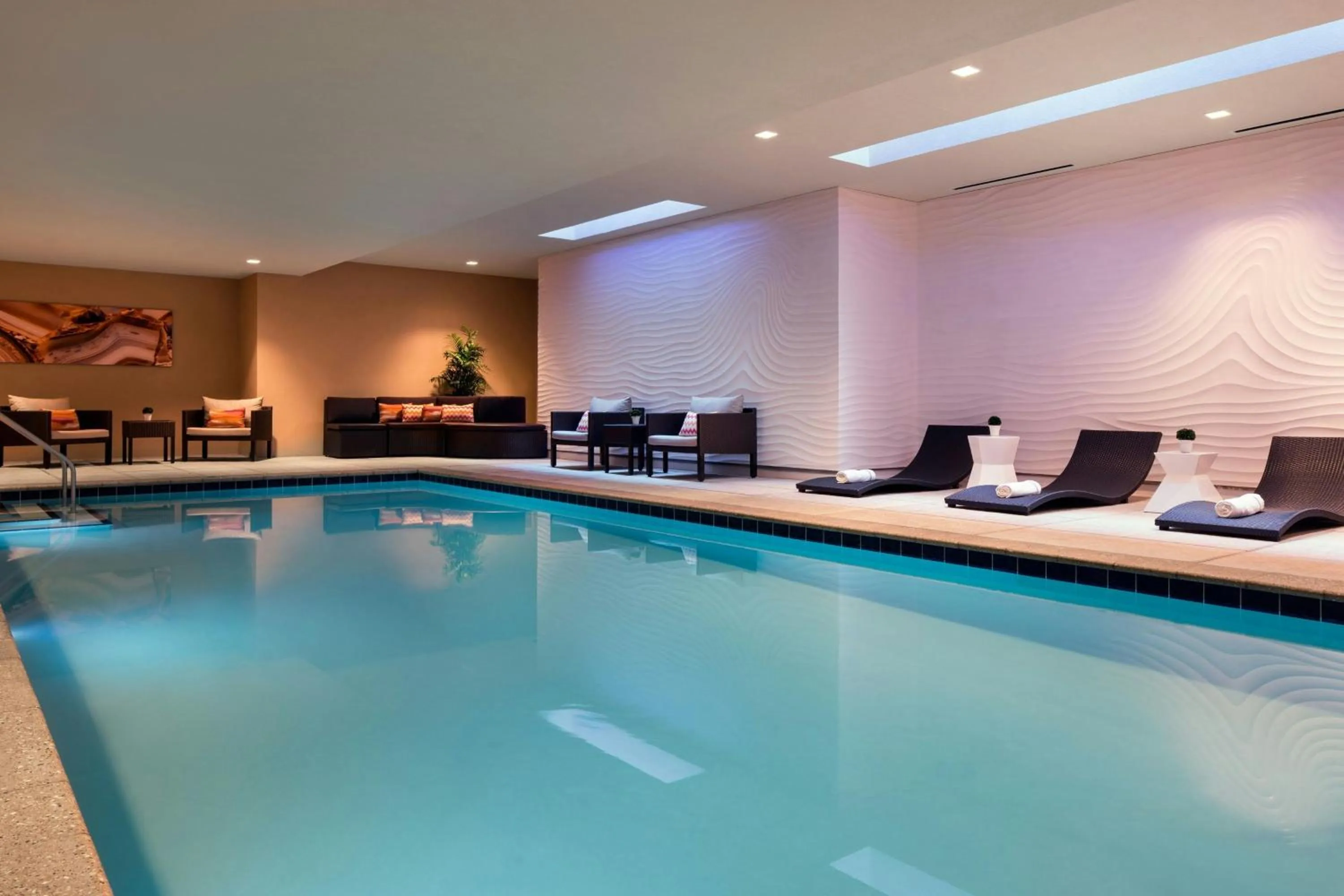 Swimming pool in Courtyard by Marriott Phoenix Downtown