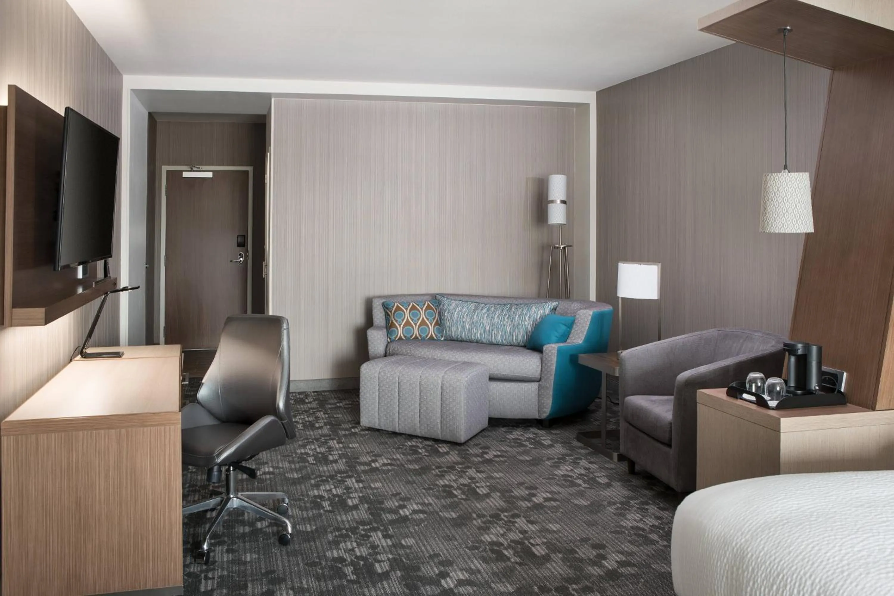 Living room in Courtyard by Marriott Pullman