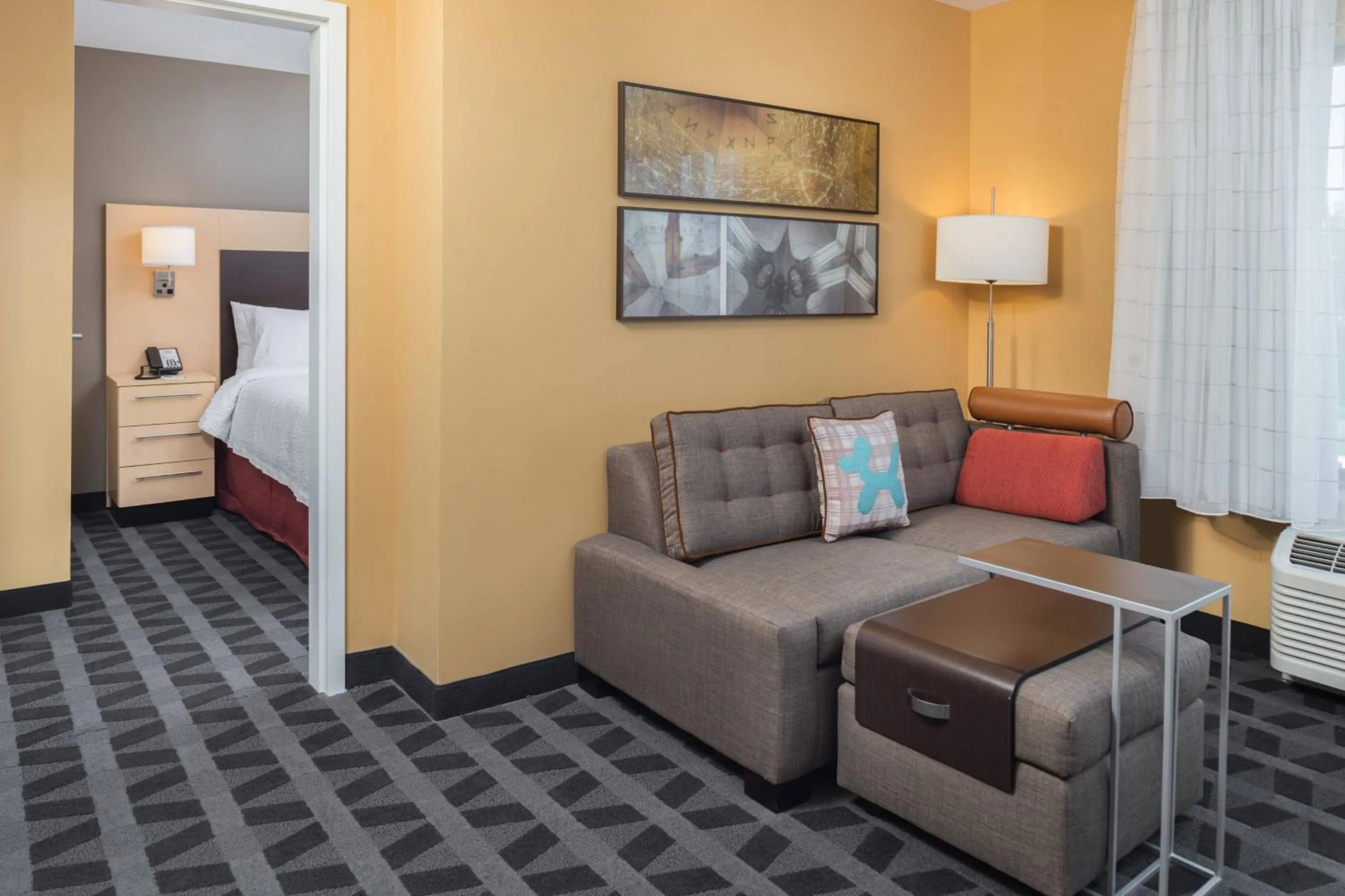 Living room, Bed in TownePlace Suites by Marriott New Hartford
