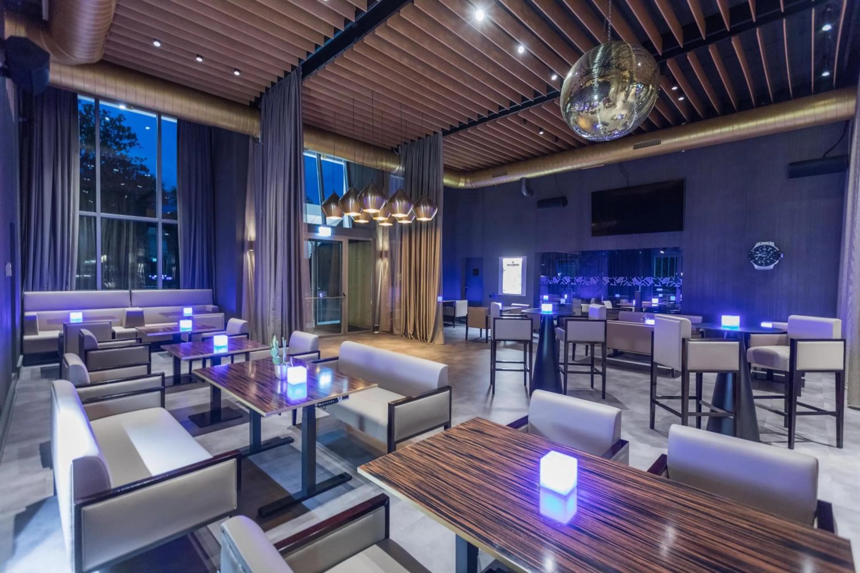 Restaurant/places to eat in Delta Resort Apartments