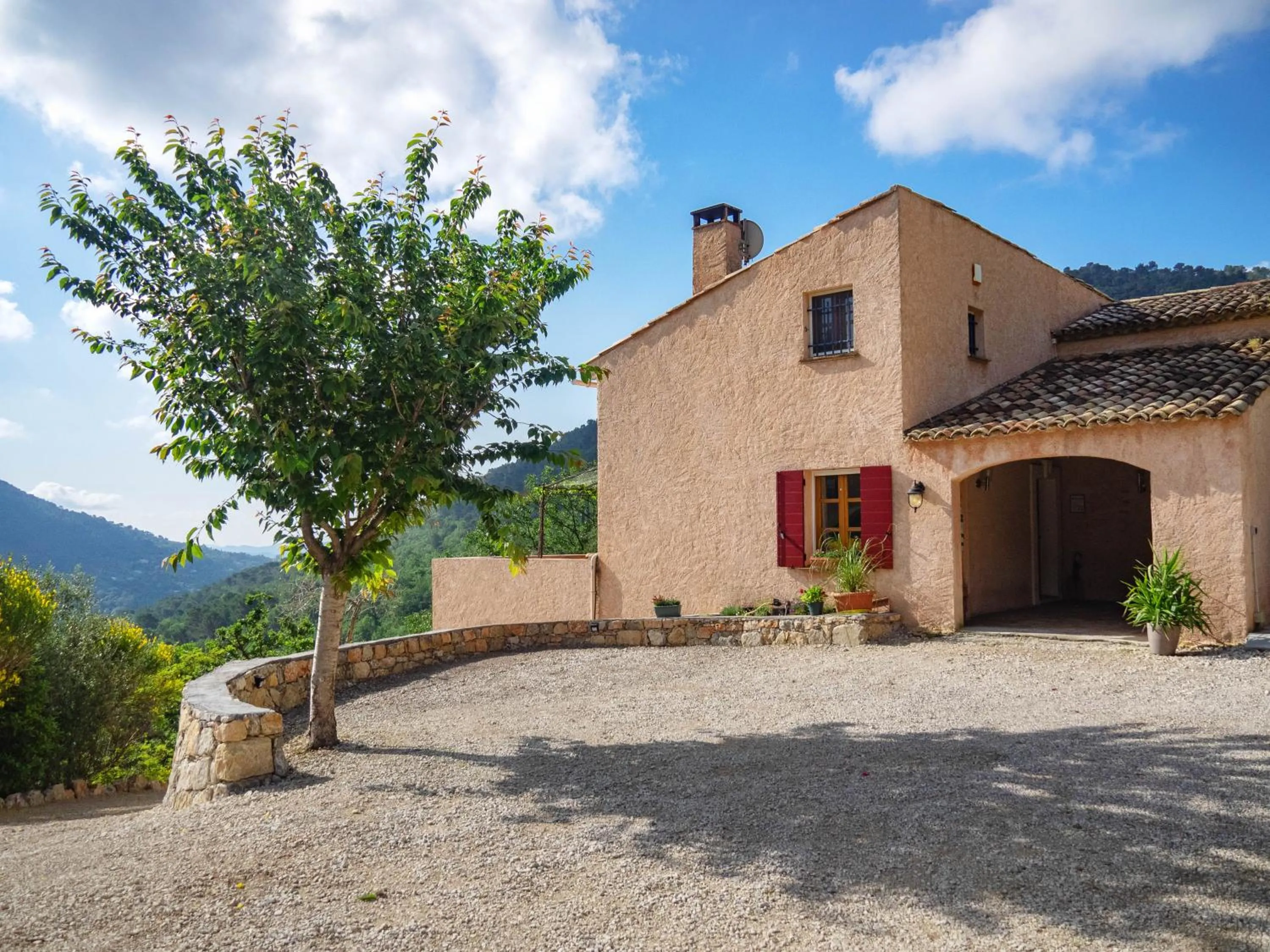 Facade/entrance in B&B L'Estuve provencale