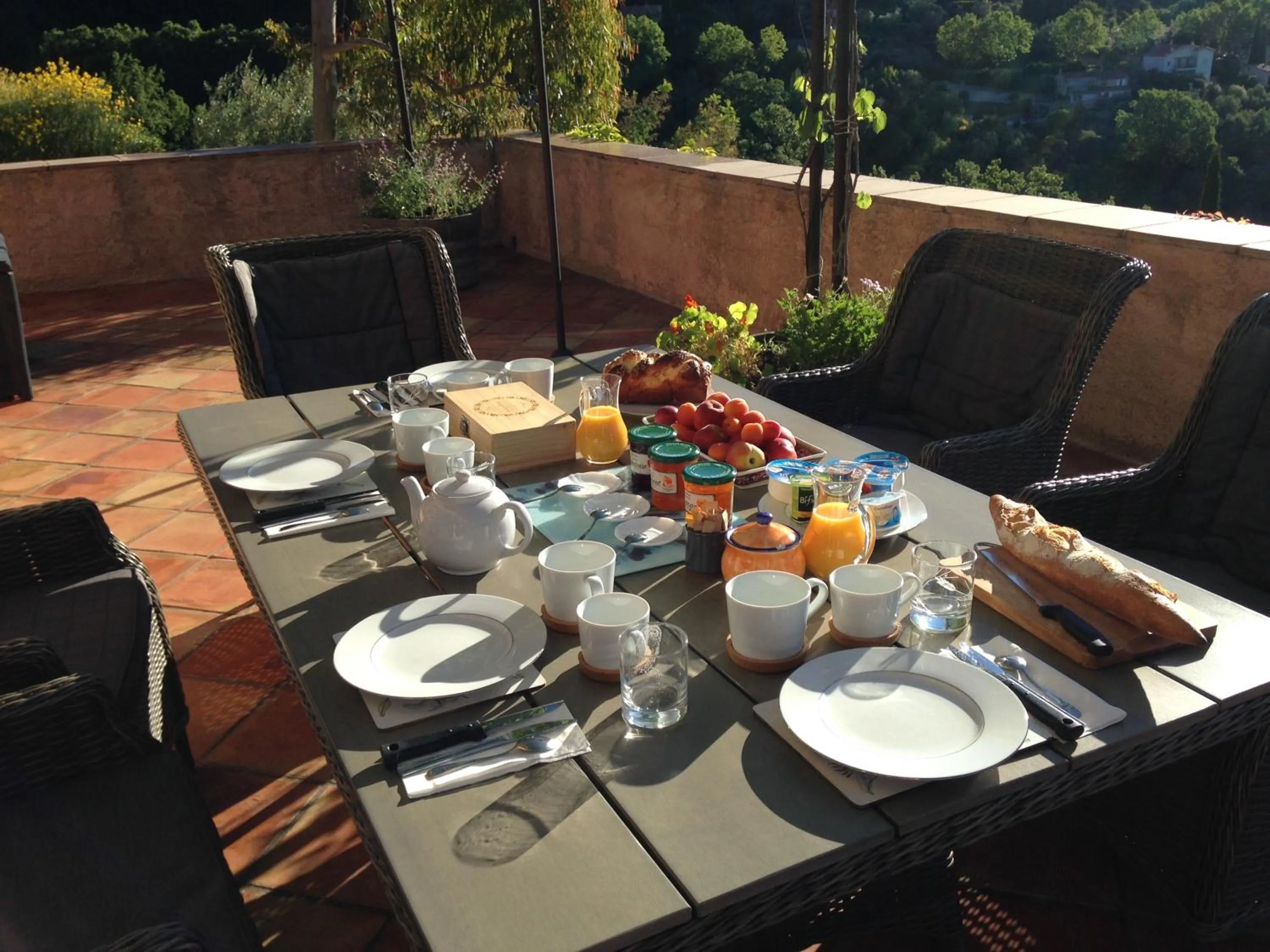 Continental breakfast in B&B L'Estuve provencale