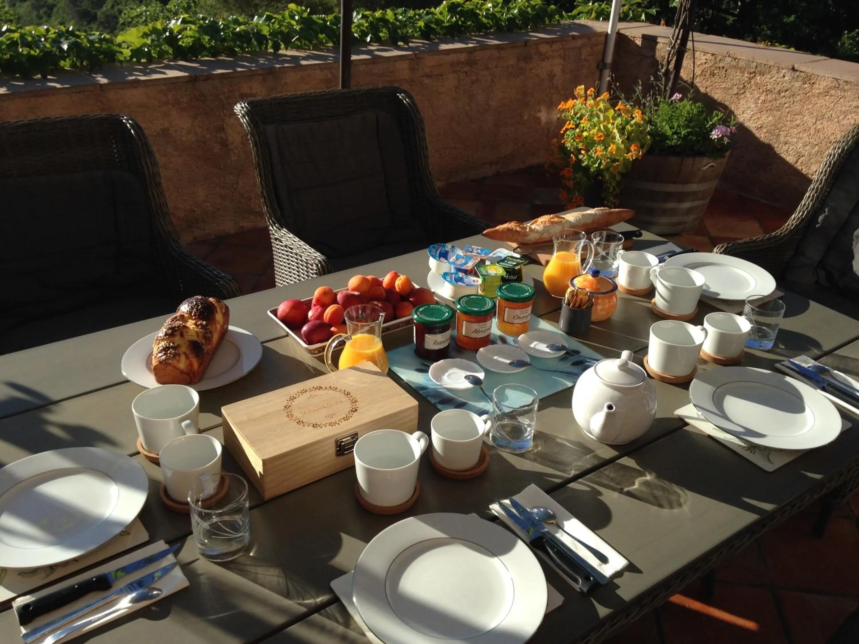 Continental breakfast in B&B L'Estuve provencale