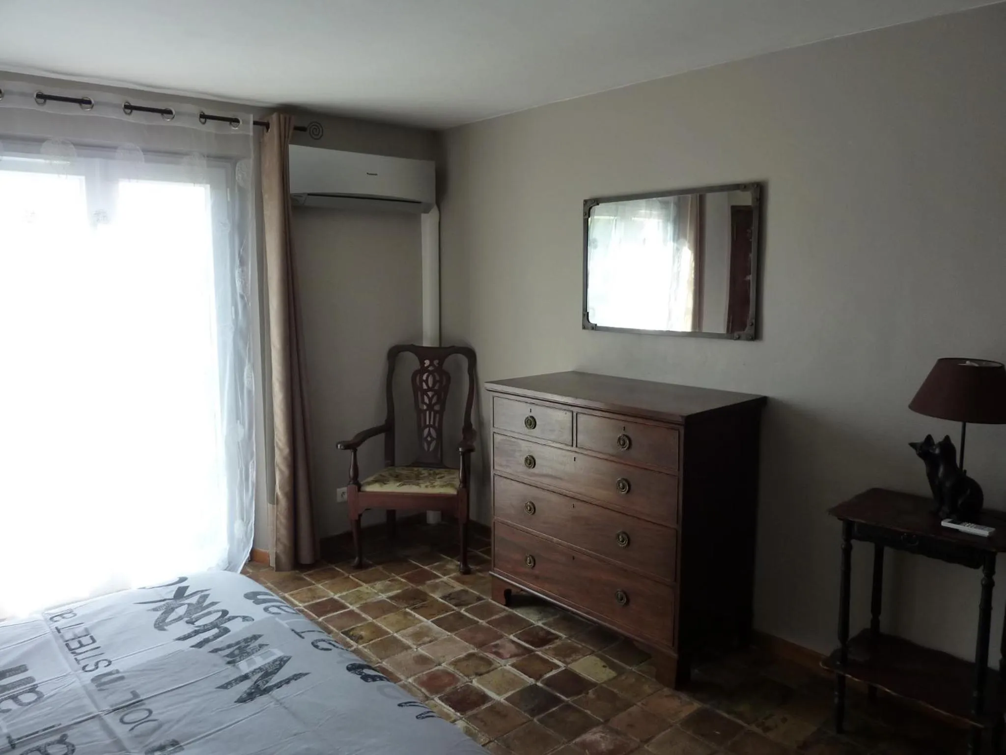 Photo of the whole room, Bed in B&B L'Estuve provencale