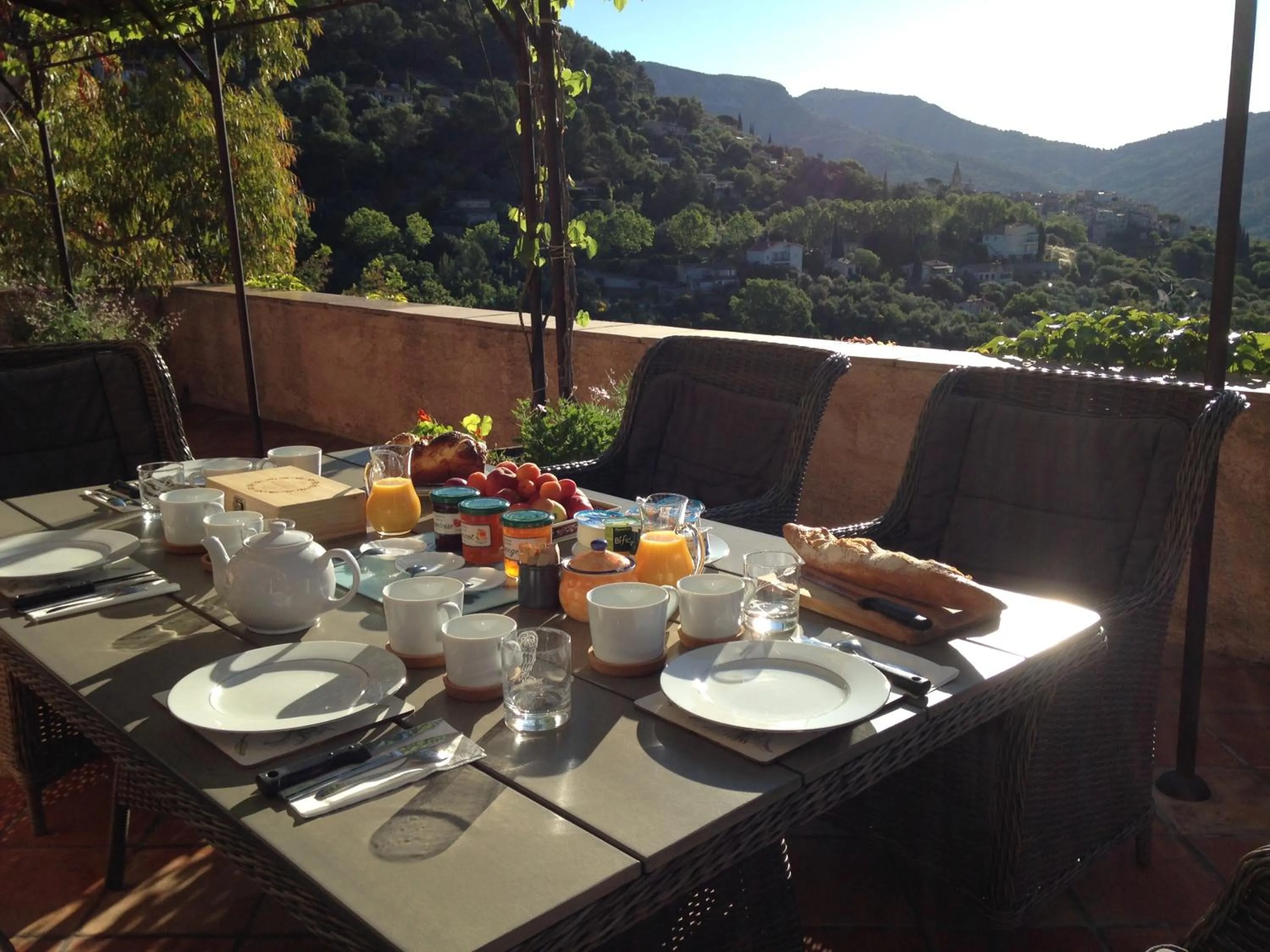 Continental breakfast in B&B L'Estuve provencale