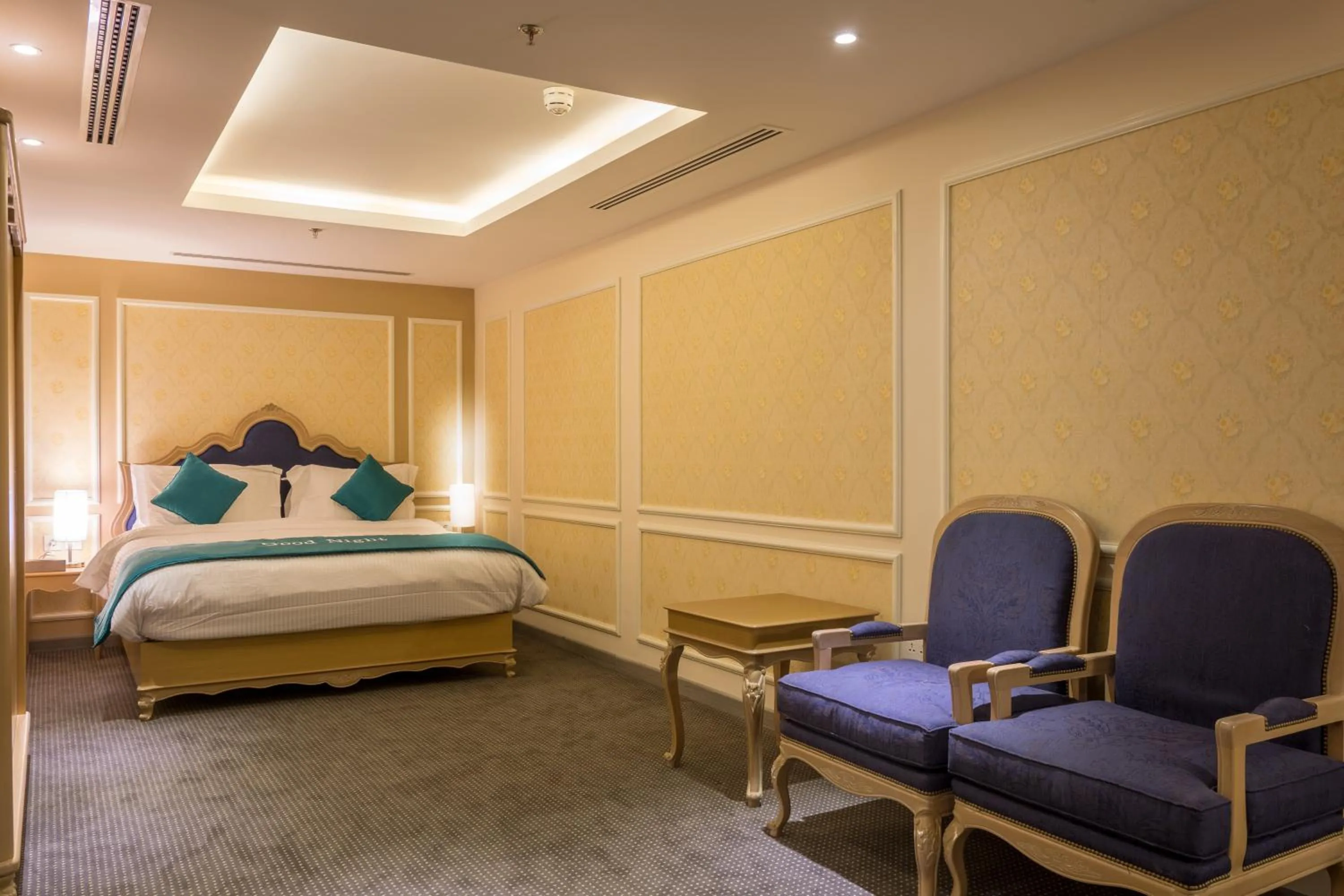 Photo of the whole room, Bed in La Roche Hotel