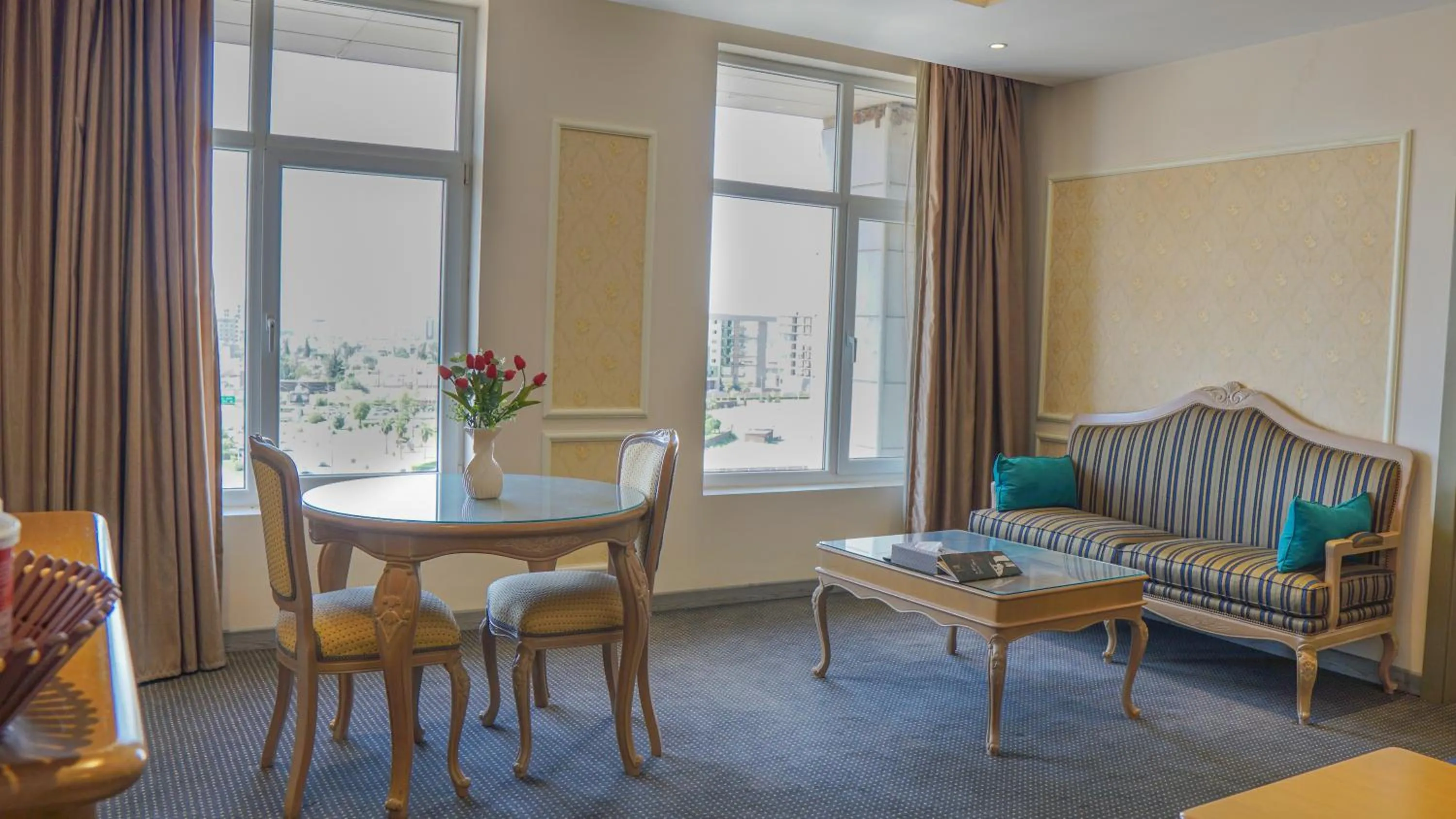 Living room in La Roche Hotel