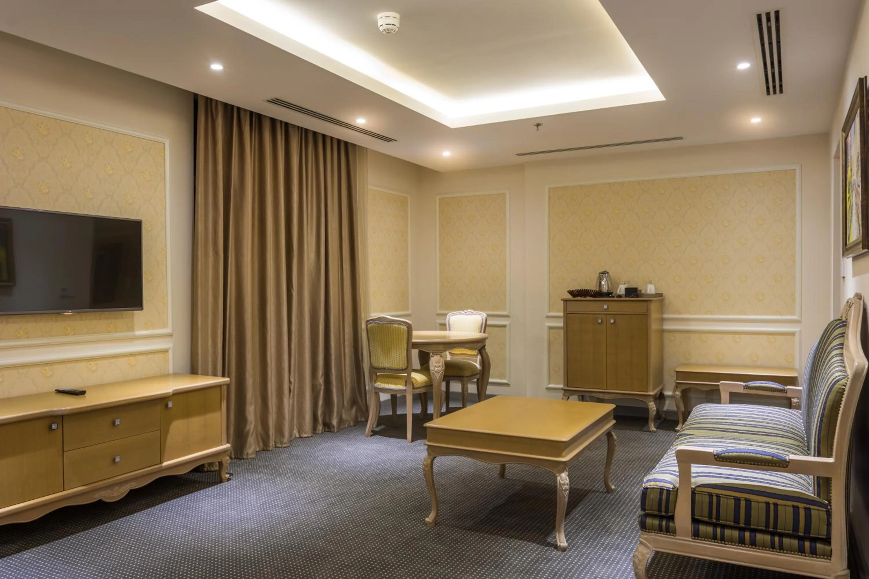 Living room in La Roche Hotel