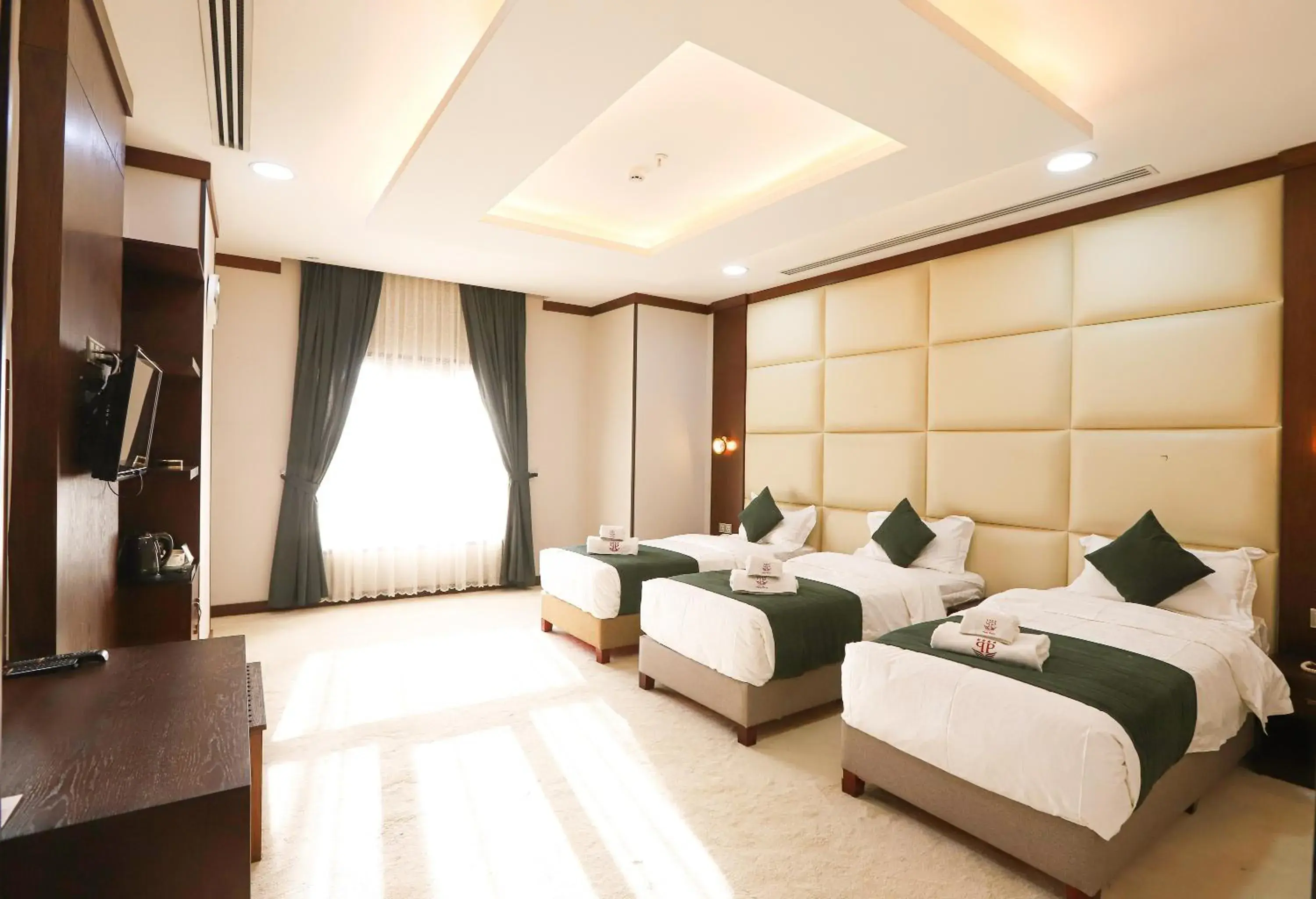 Deluxe Triple Room in Paris Plaza Hotel Deluxe Triple Room in Paris Plaza Hotel