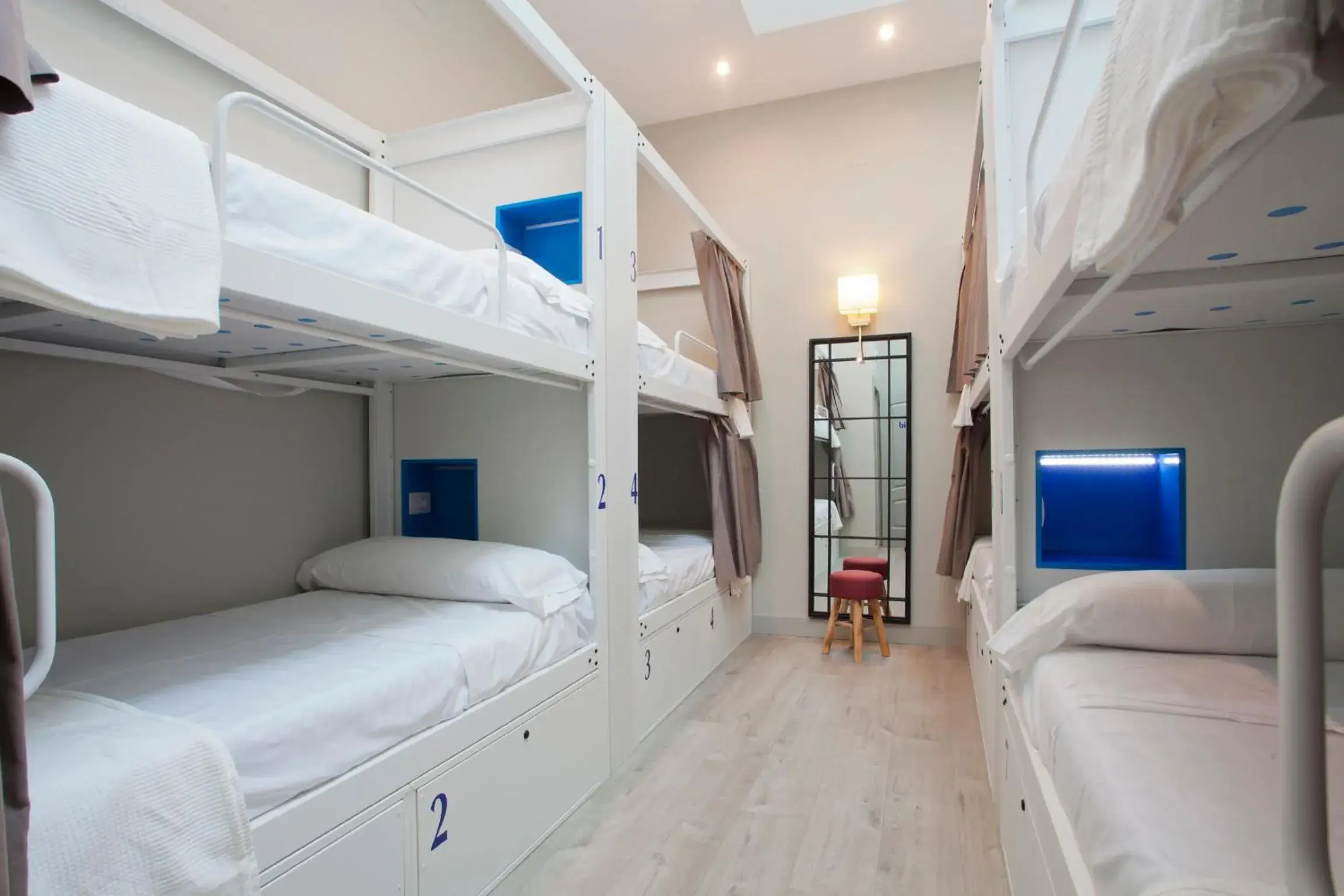 Bed in 8-Bed Mixed Dormitory Room in Malaga Stop Hostel AB Bed in 8-Bed Mixed Dormitory Room in Malaga Stop Hostel AB