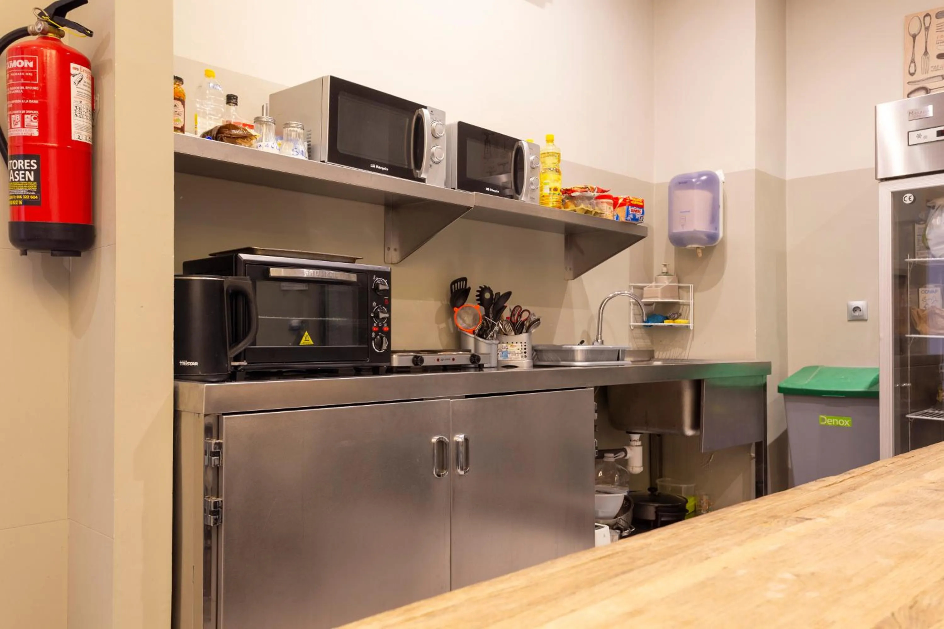 Communal kitchen in Malaga Stop Hostel AB