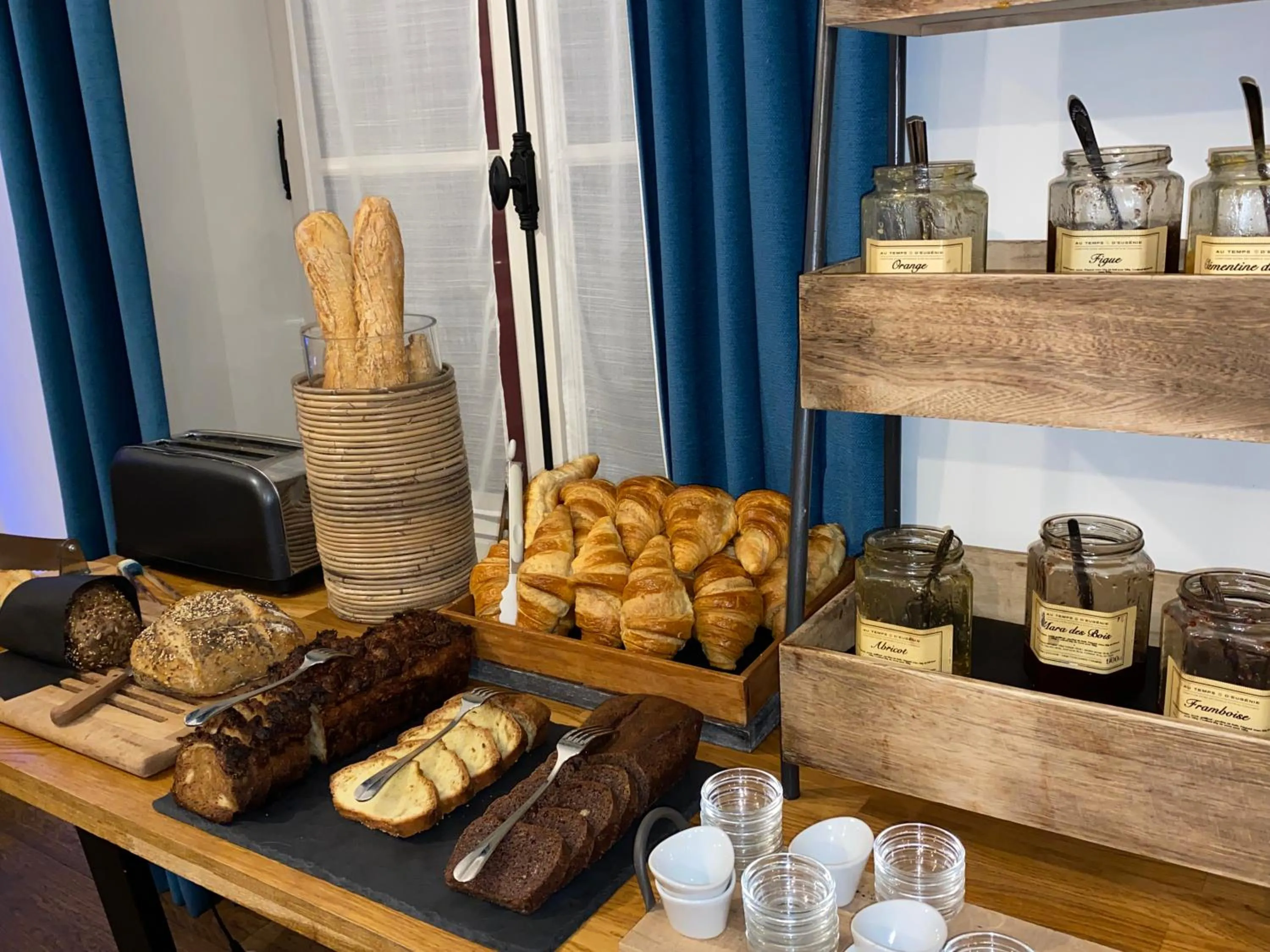 Breakfast in Hôtel Le Chantilly