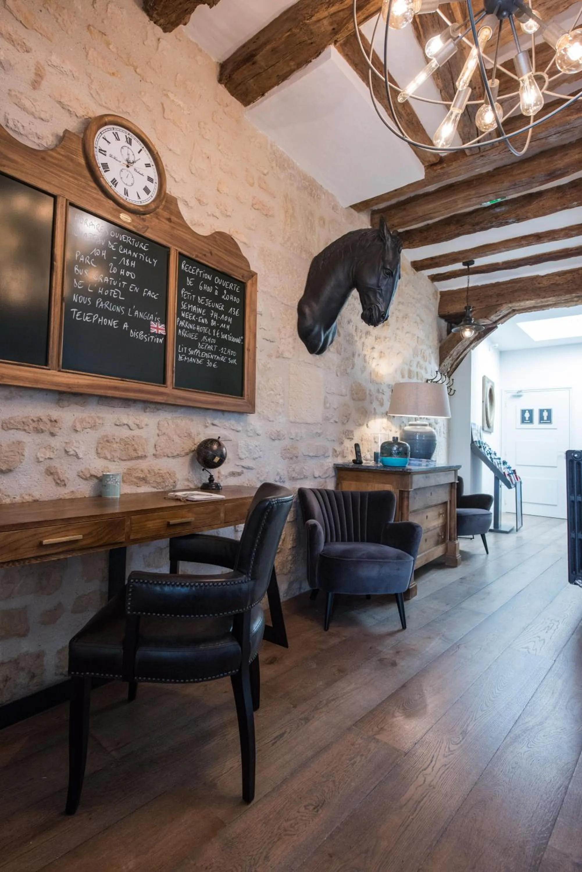 Lobby or reception in Hôtel Le Chantilly