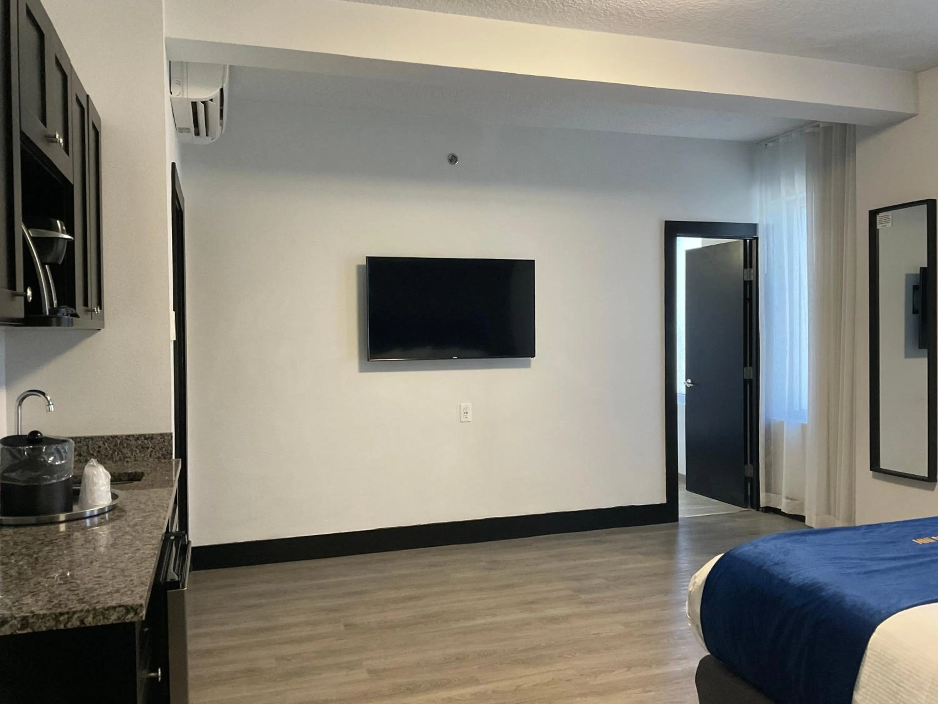 Bed in The Streamline Hotel - Daytona Beach