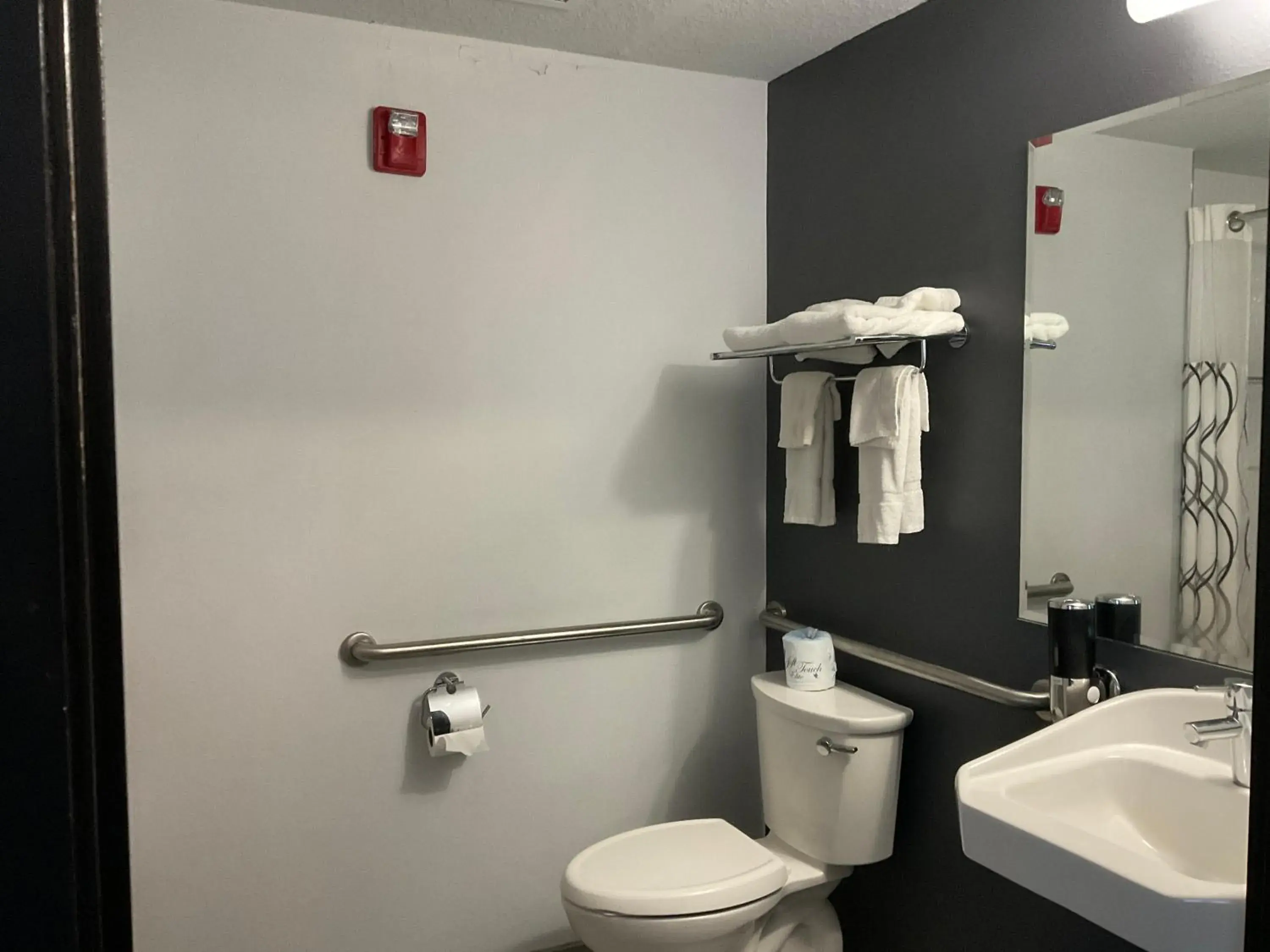 Queen Room - Disability Access in The Streamline Hotel - Daytona Beach Queen Room - Disability Access in The Streamline Hotel - Daytona Beach