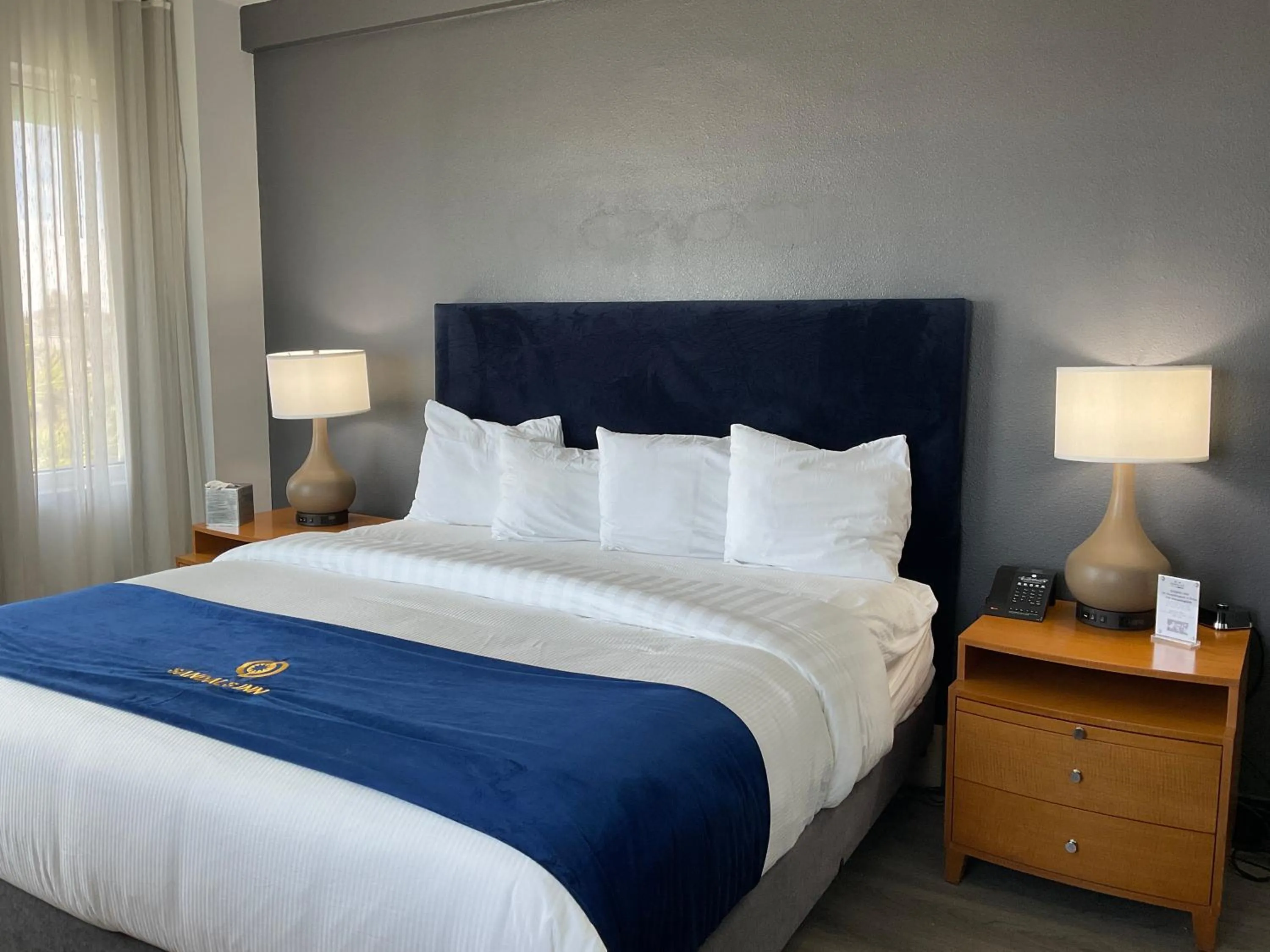 Bed in The Streamline Hotel - Daytona Beach