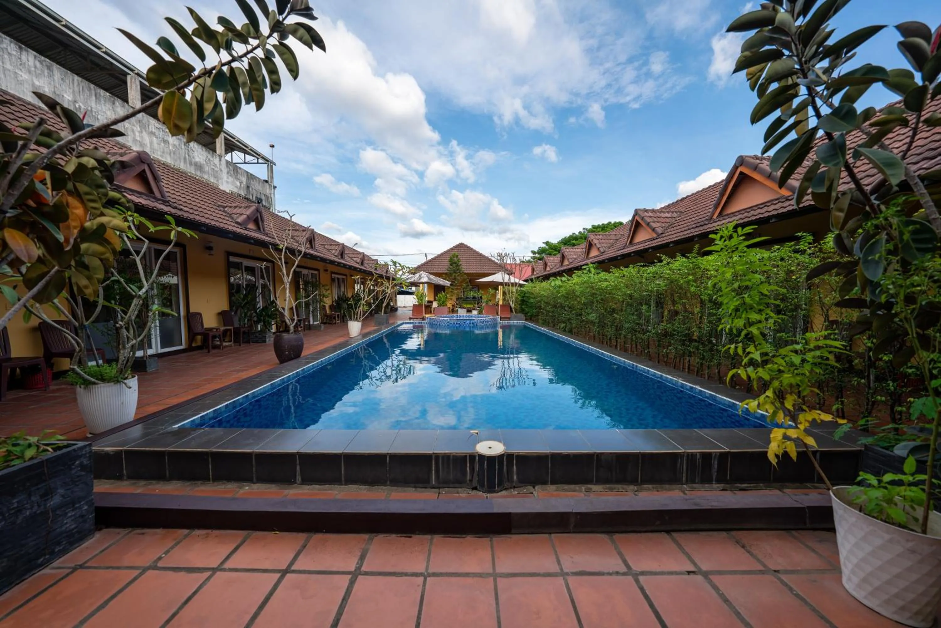 Swimming pool in Hello Kampot Resort