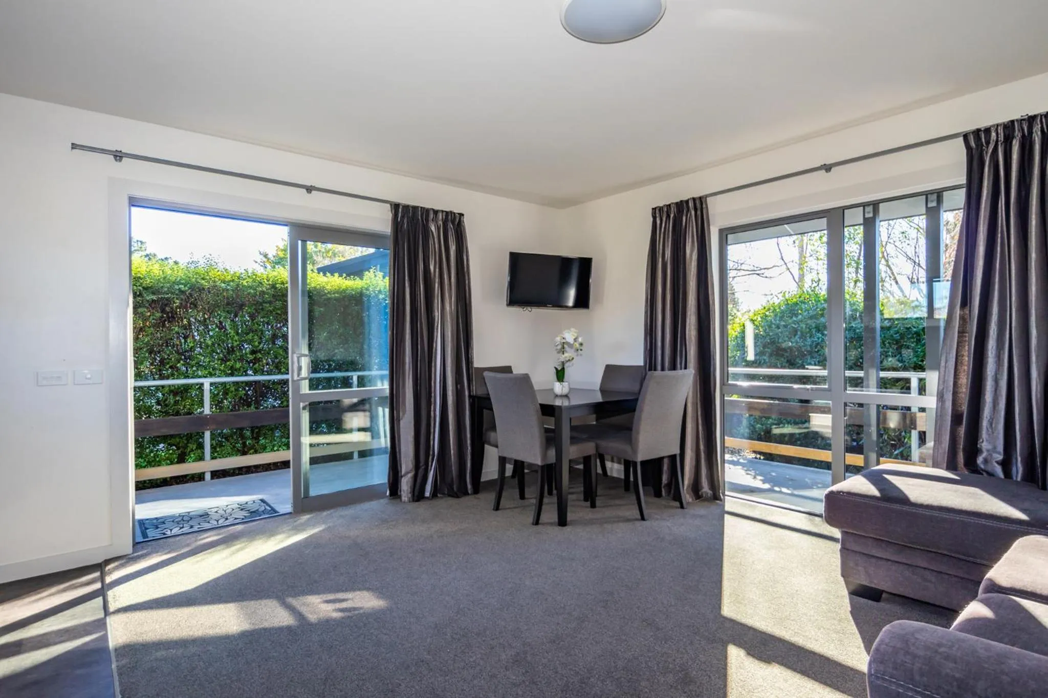 Balcony/Terrace in Black on Grey