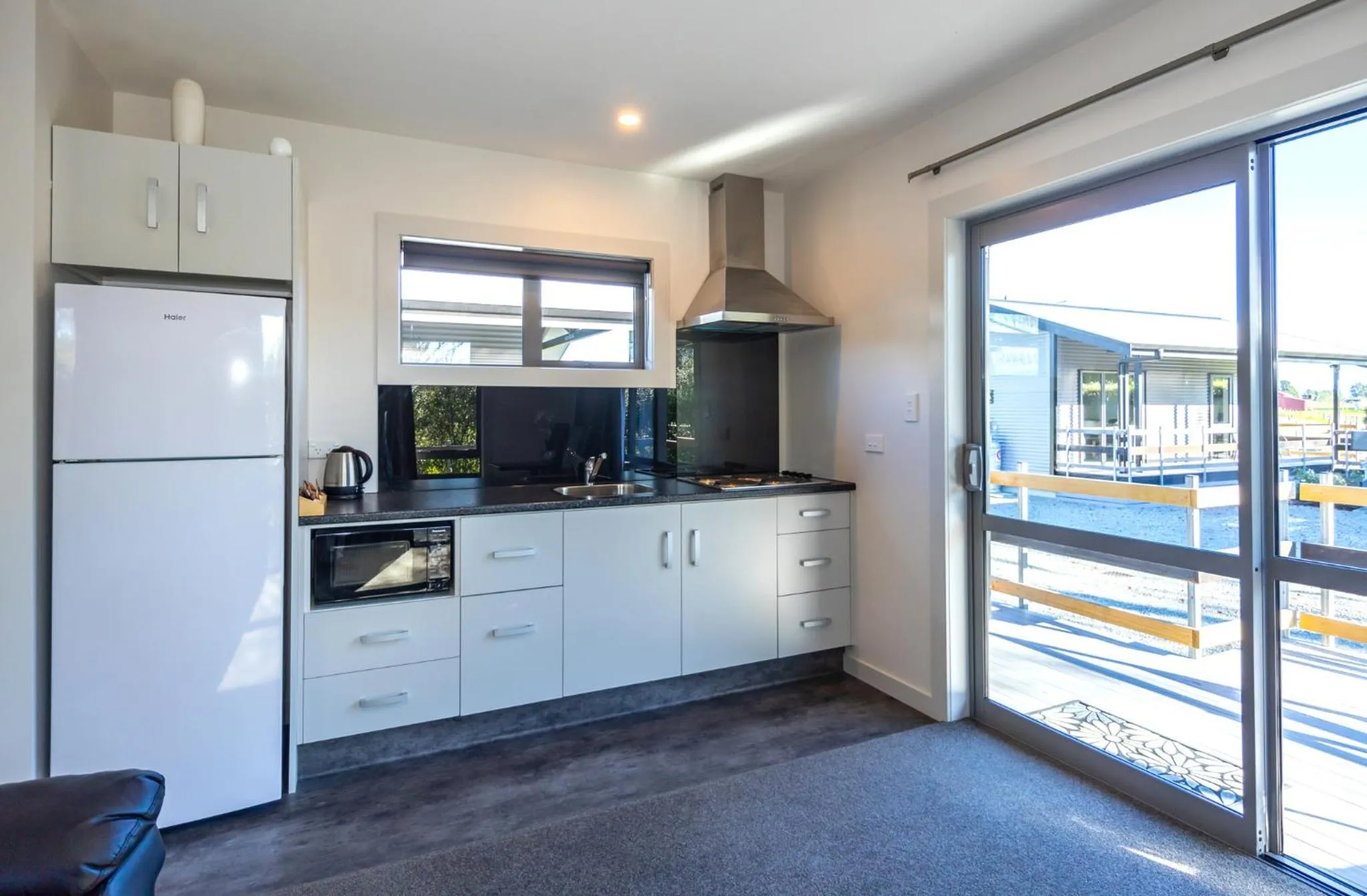Kitchen or kitchenette in Black on Grey