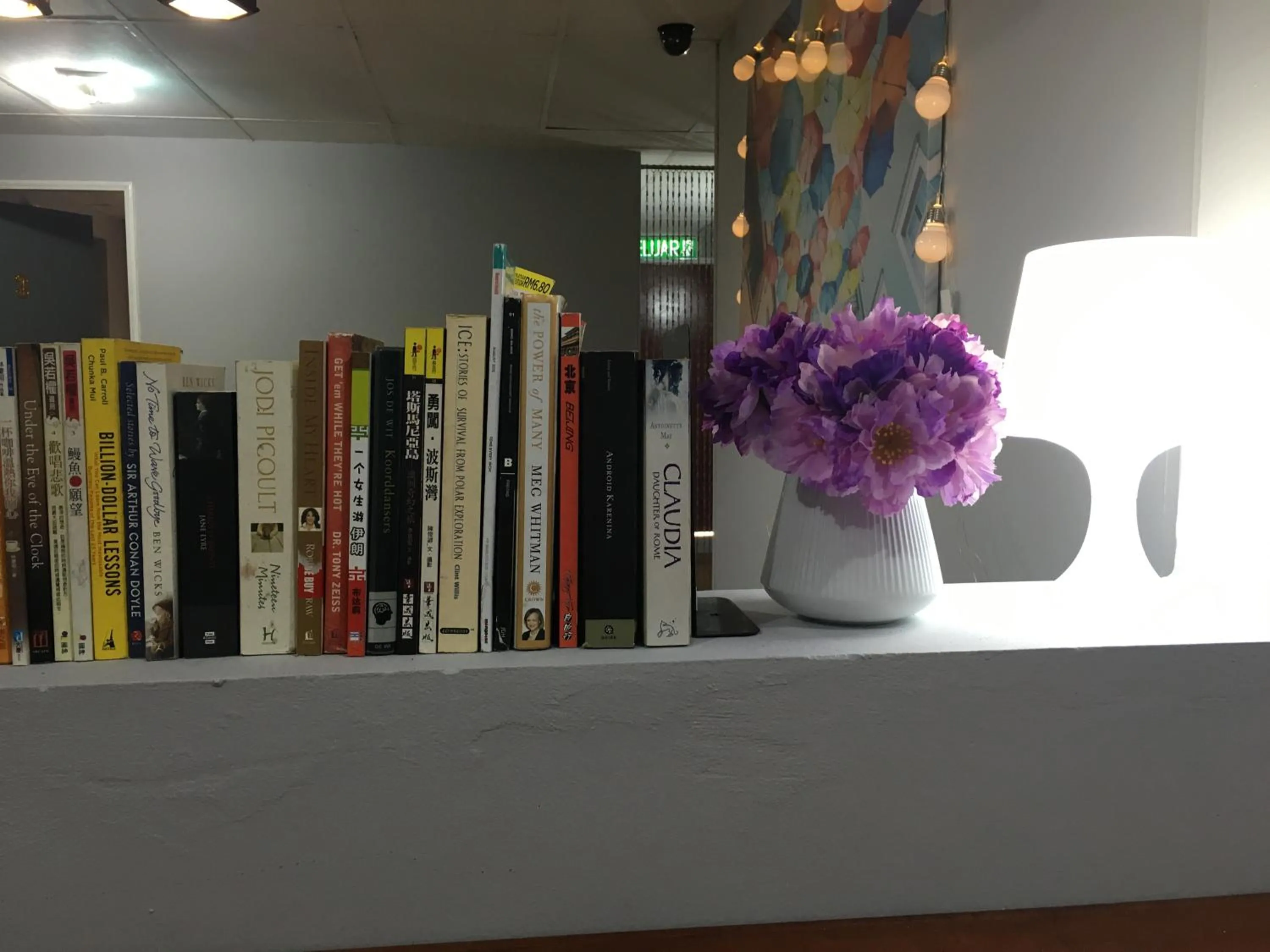 Communal lounge/ TV room in Ranau Backpackers Hostel