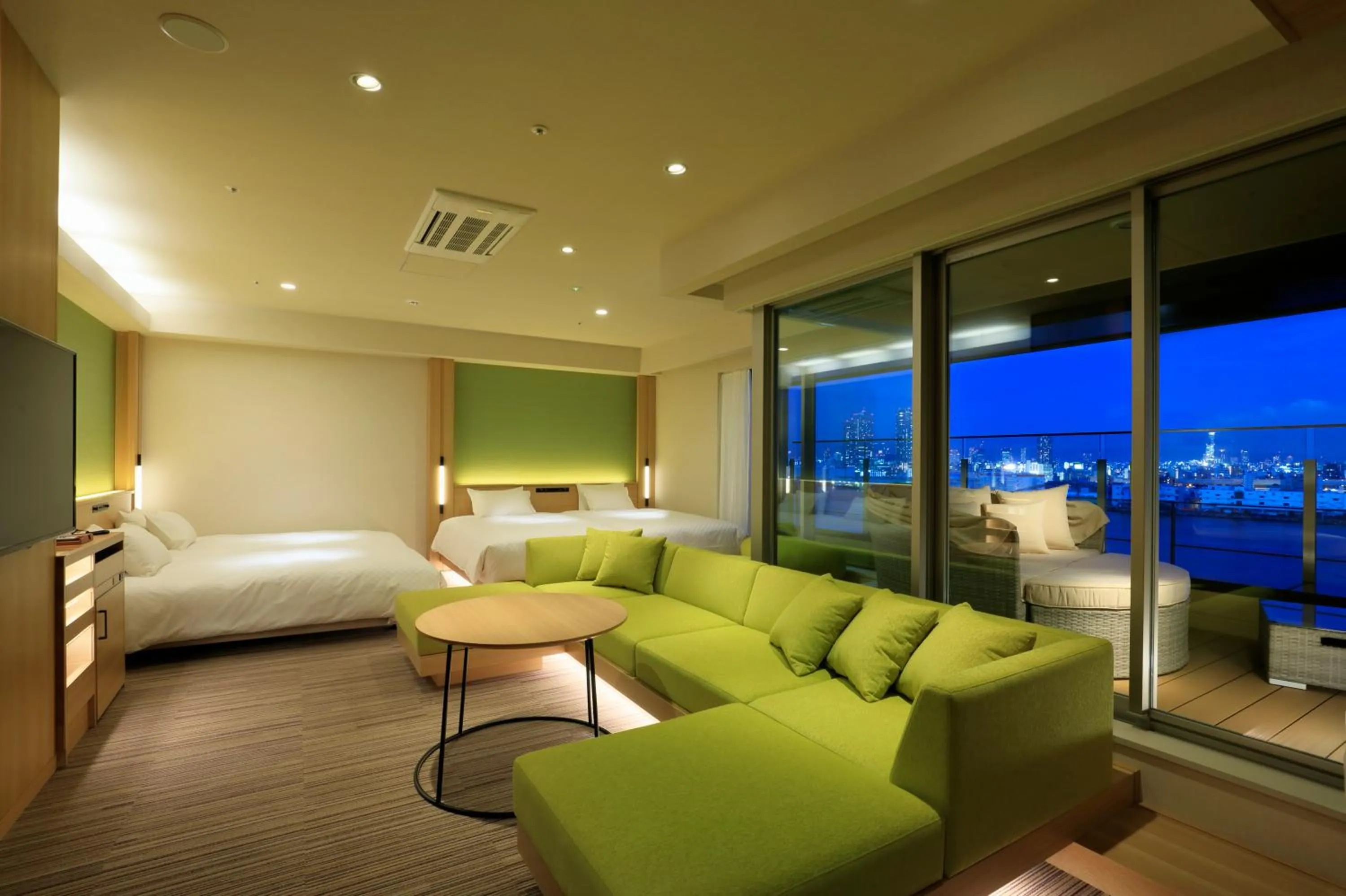 Dining area, Bed in THE SINGULARI HOTEL & SKYSPA at UNIVERSAL STUDIOS JAPAN