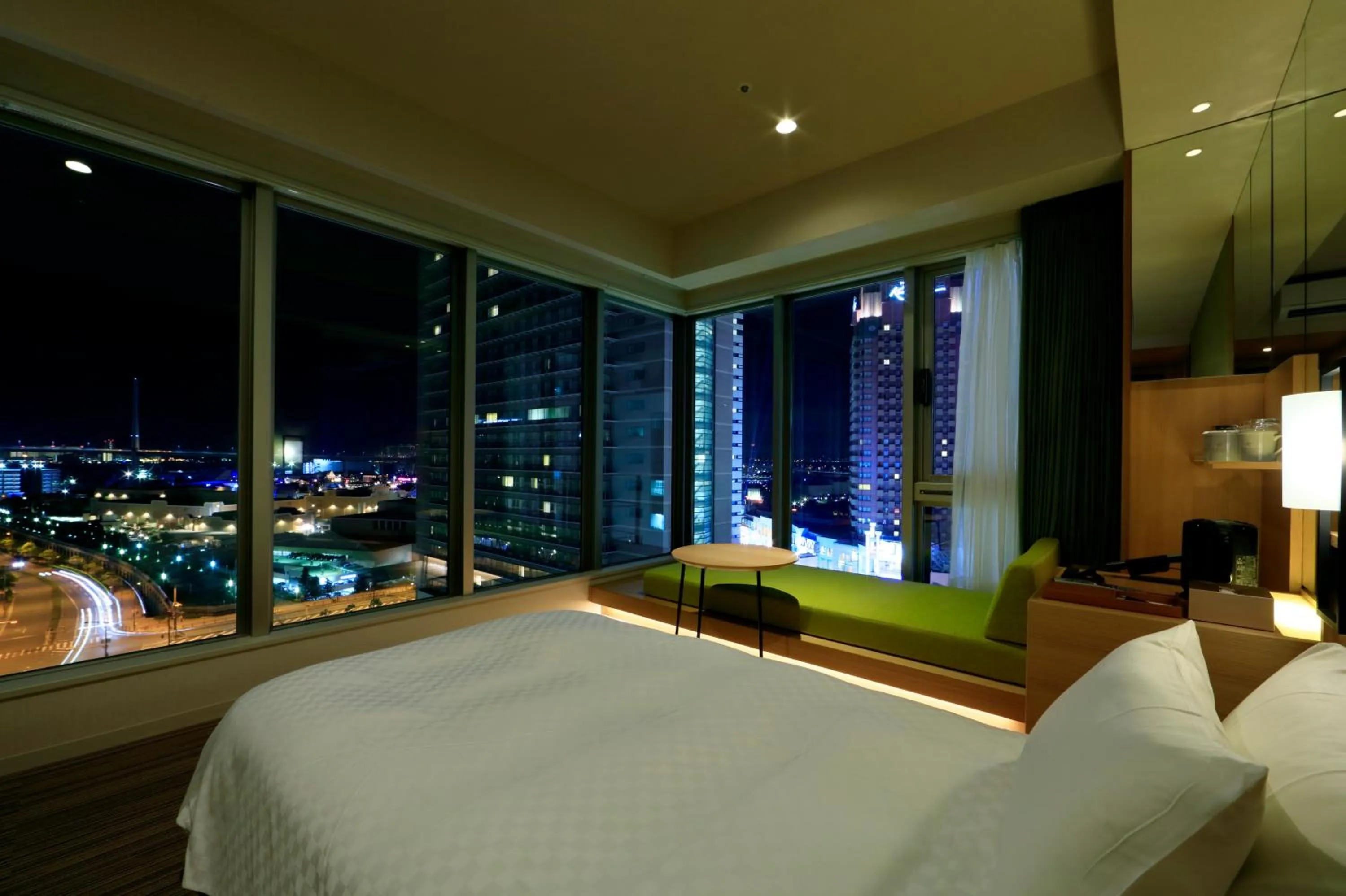 Bed in THE SINGULARI HOTEL & SKYSPA at UNIVERSAL STUDIOS JAPAN