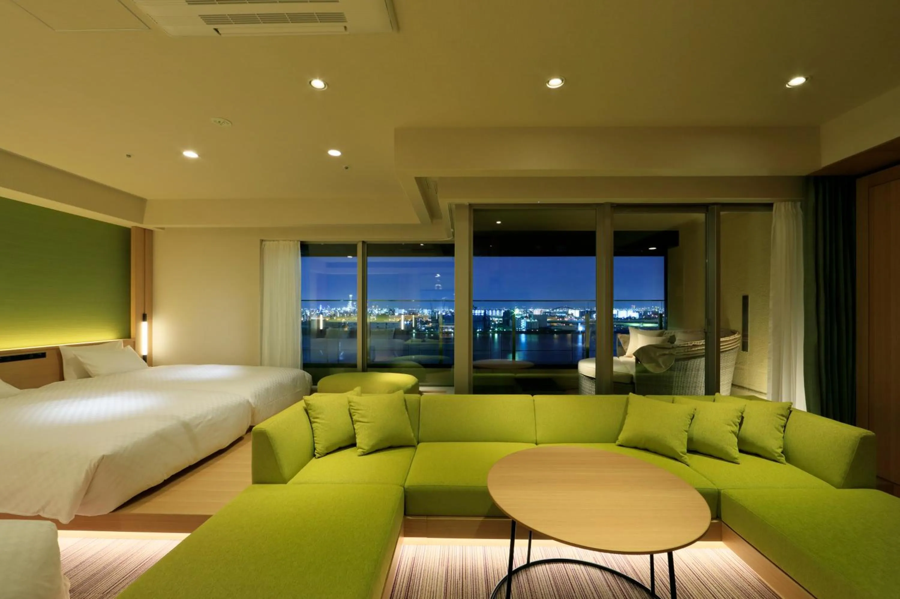 Dining area, Bed in THE SINGULARI HOTEL & SKYSPA at UNIVERSAL STUDIOS JAPAN