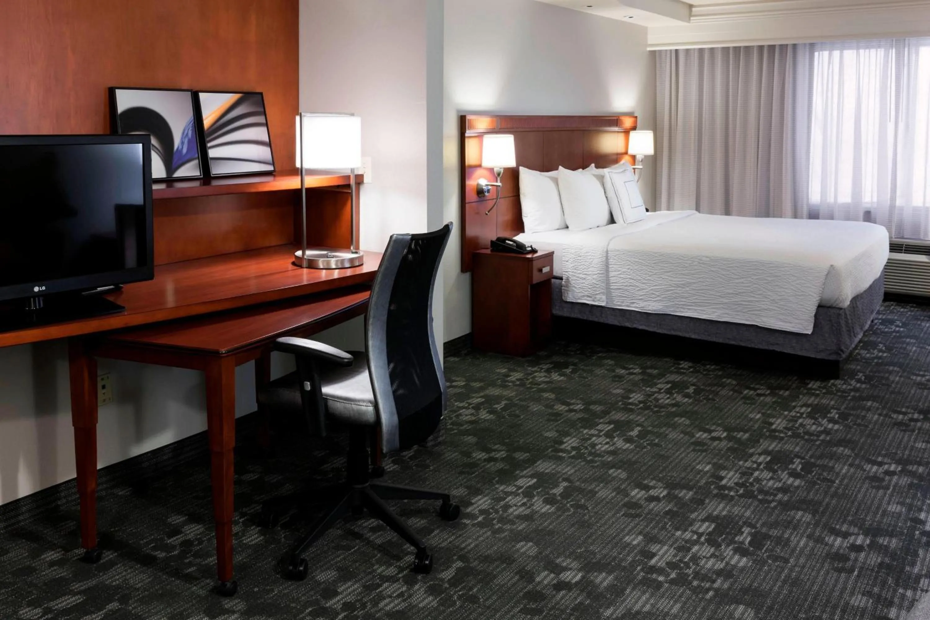 Photo of the whole room, Bed in Courtyard by Marriott Phoenix West/Avondale