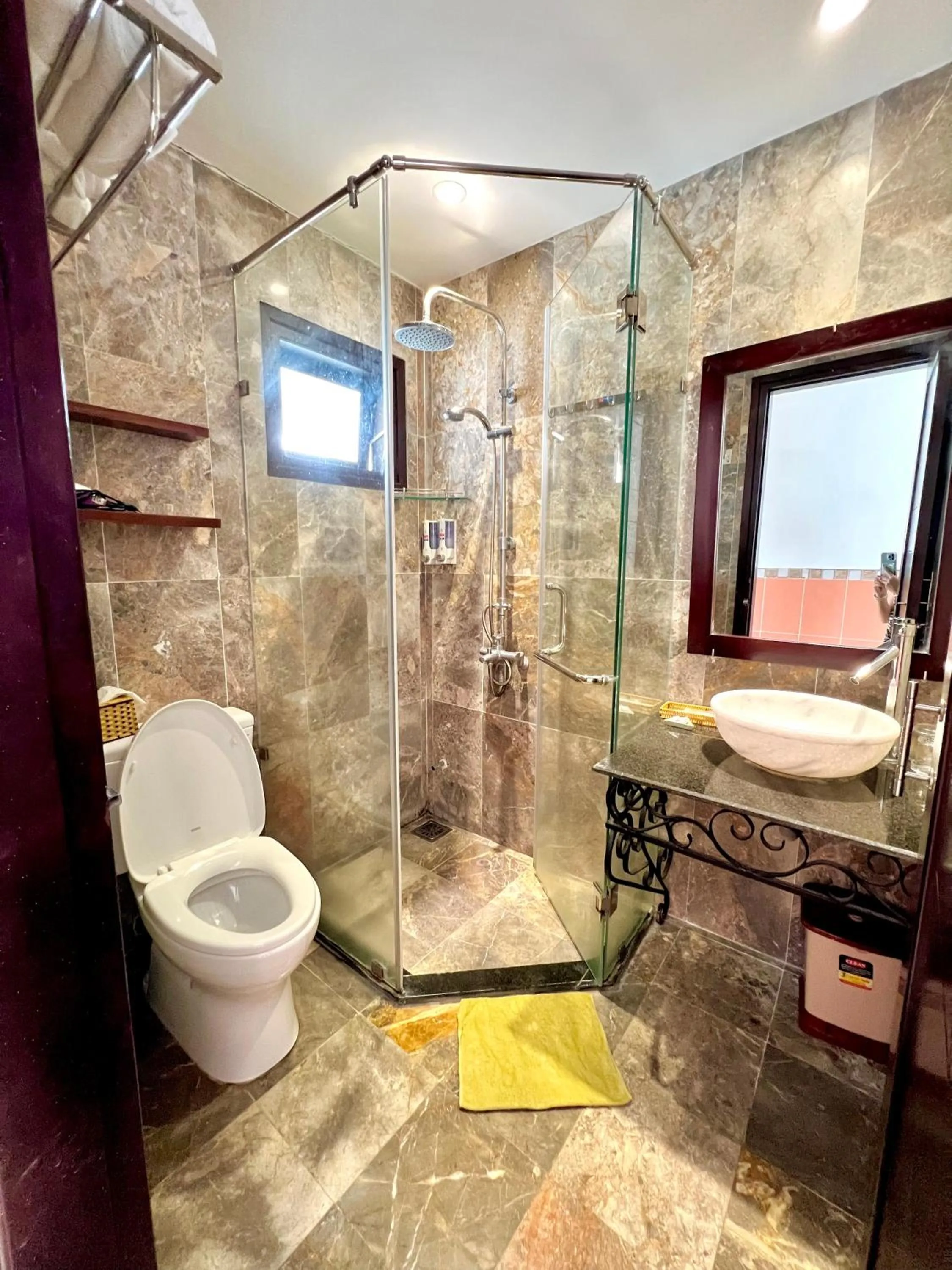 Toilet in Ngo House Villa