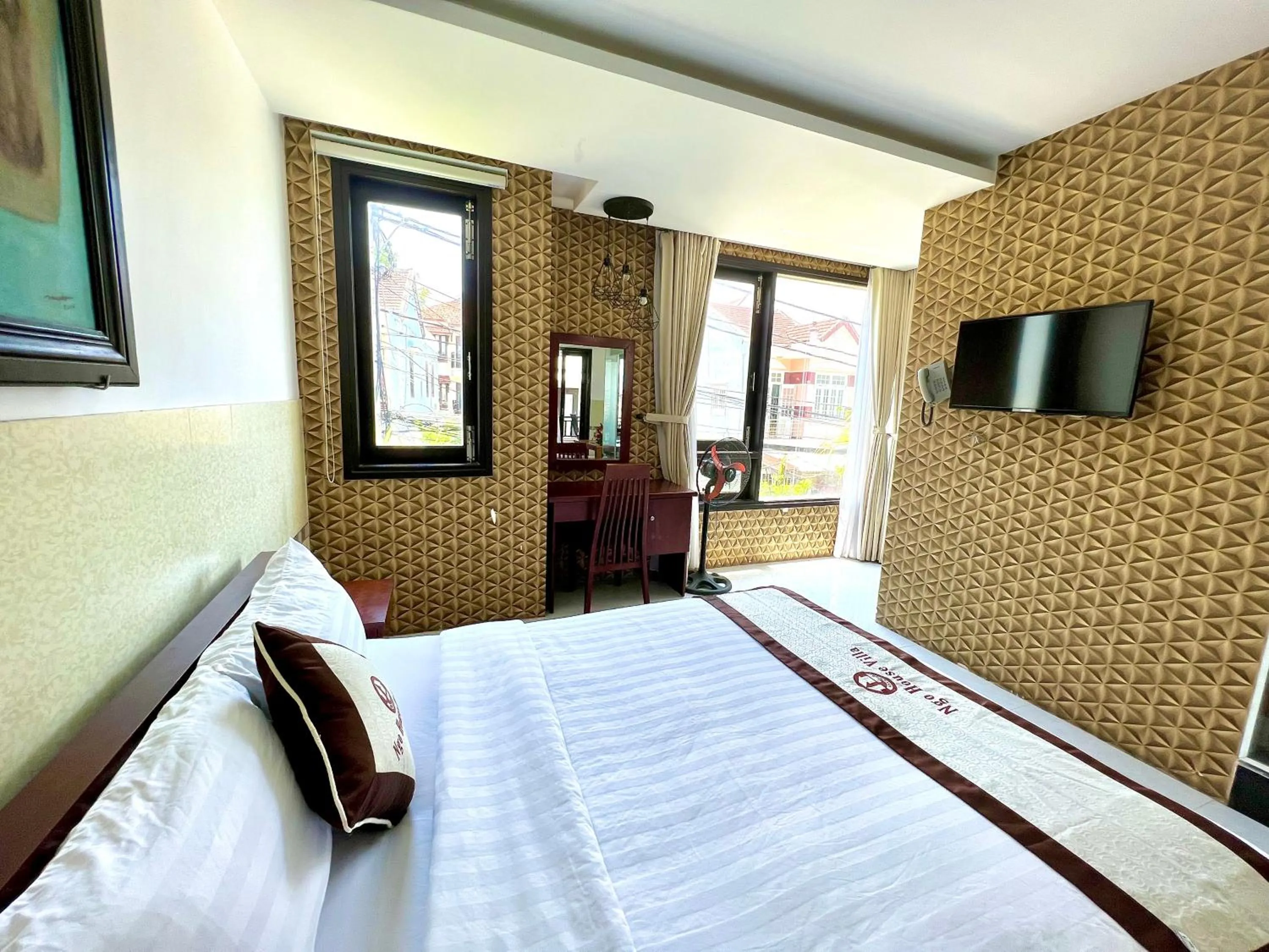 TV and multimedia, Bed in Ngo House Villa