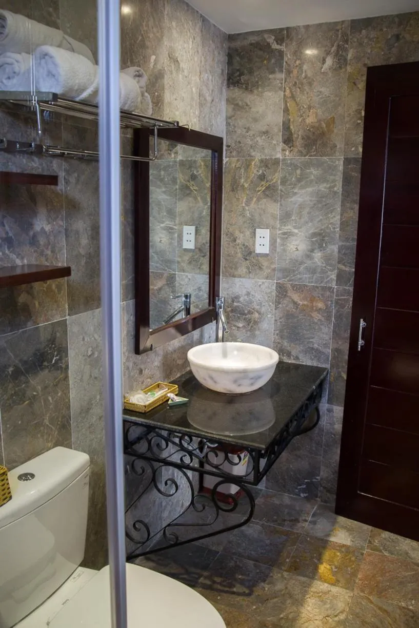 Toilet in Ngo House Villa