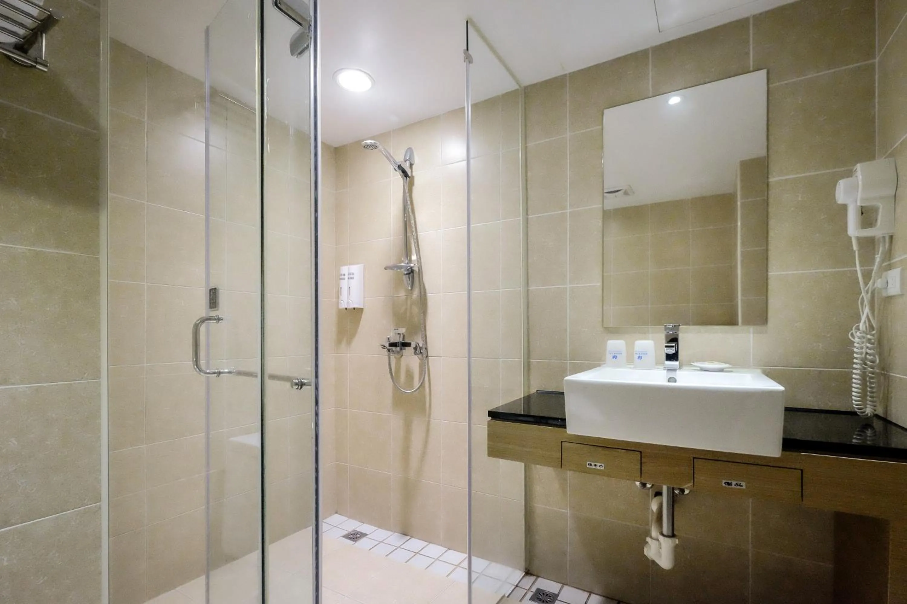 Shower in Country Garden Hotel