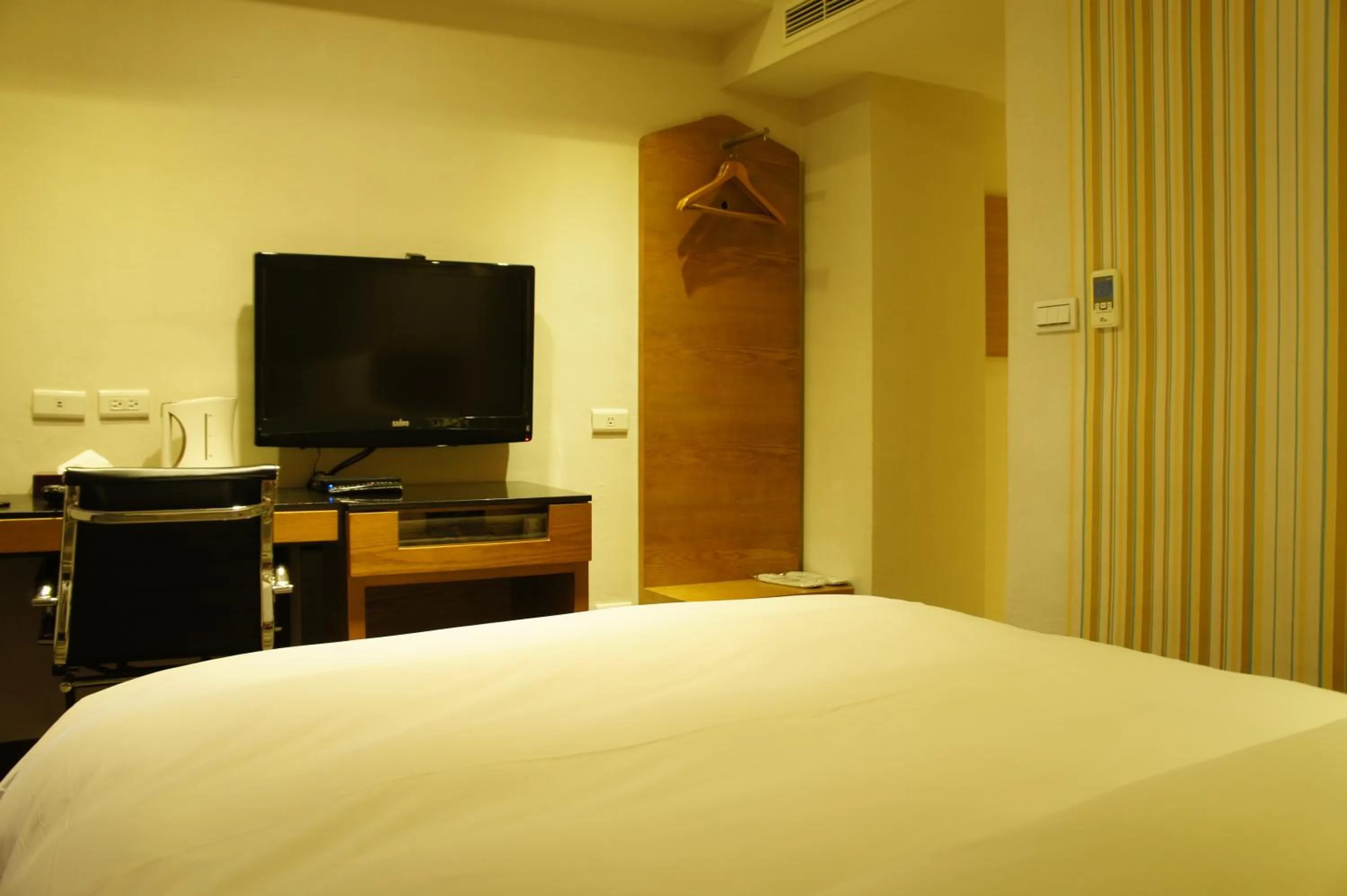 Bedroom, Bed in Country Garden Hotel