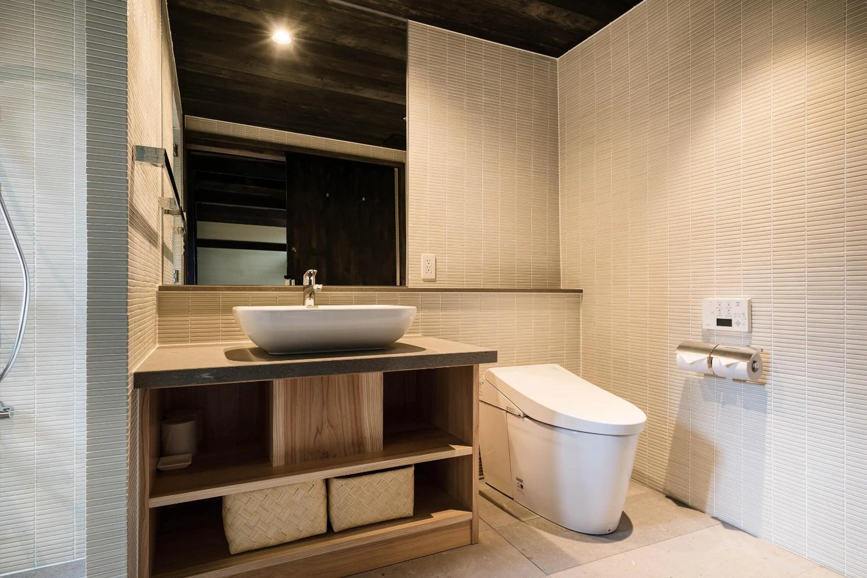 Toilet in Kiraku Obi