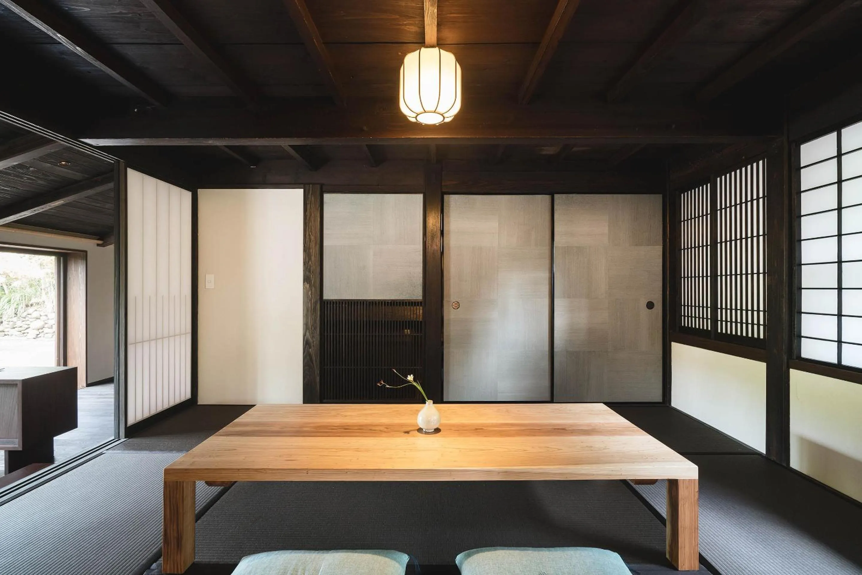 Seating area in Kiraku Obi