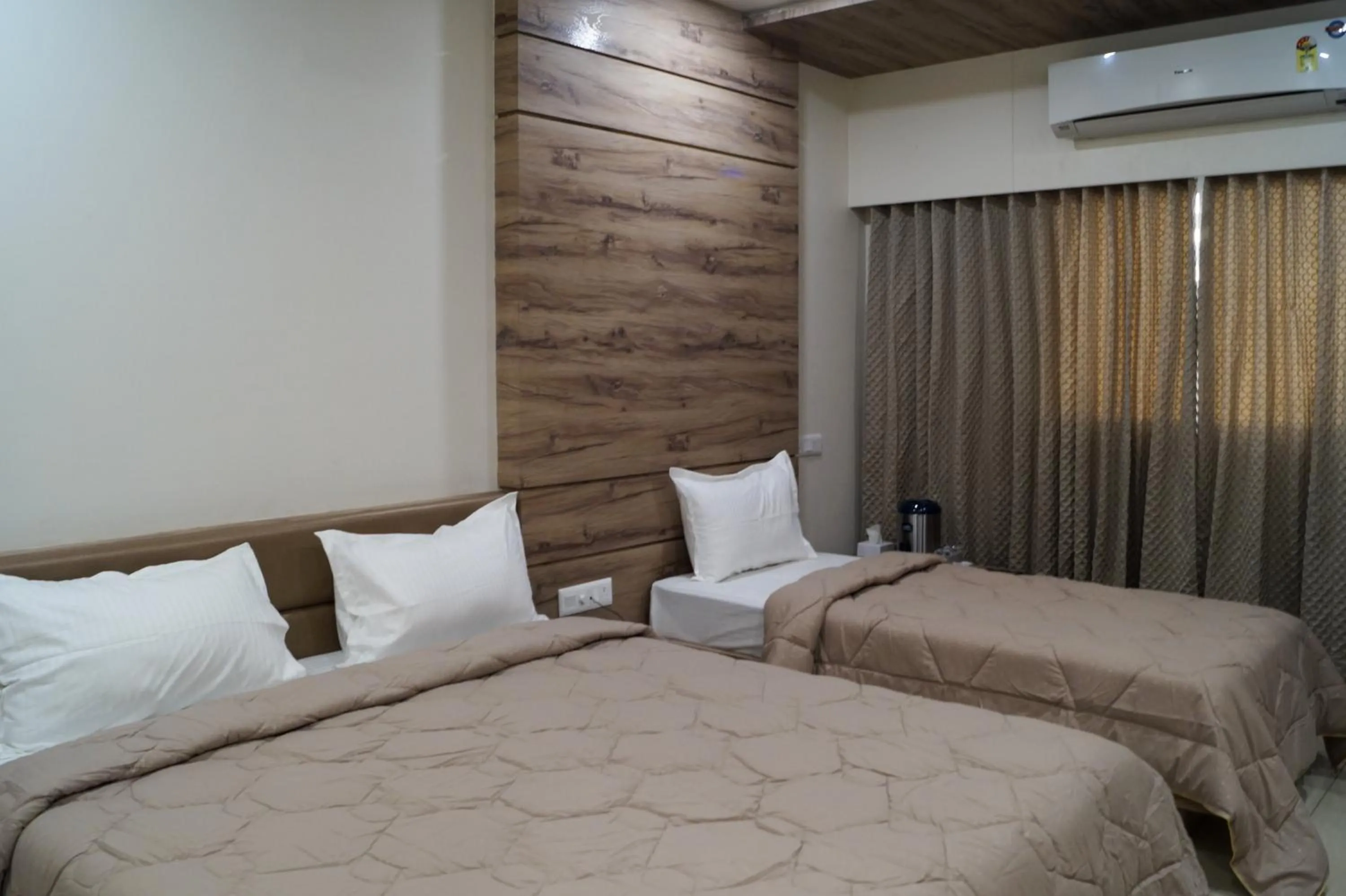 Bed in Hotel Midtown