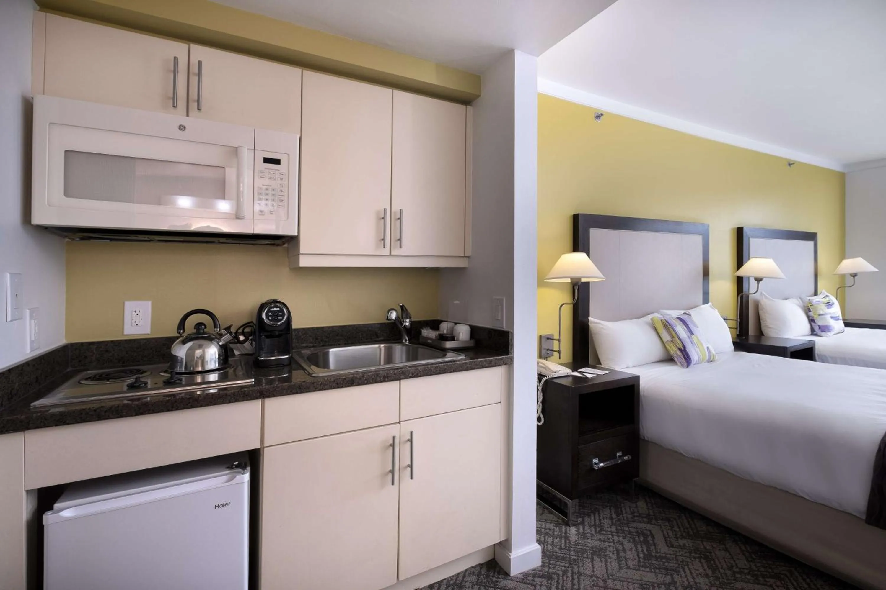 Kitchen or kitchenette, Bed in Hotel Arya BW Premier Collection