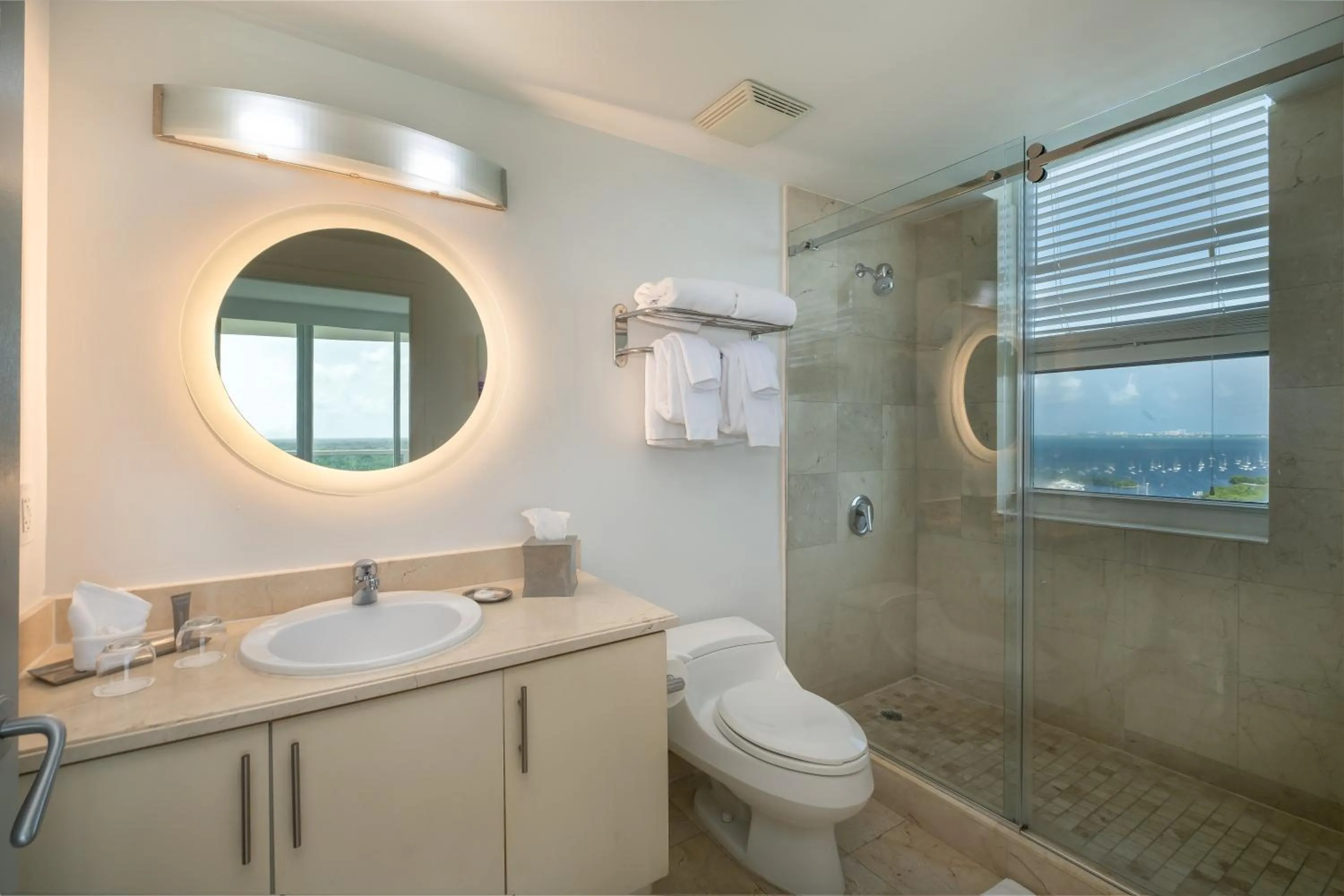 Shower in Hotel Arya BW Premier Collection