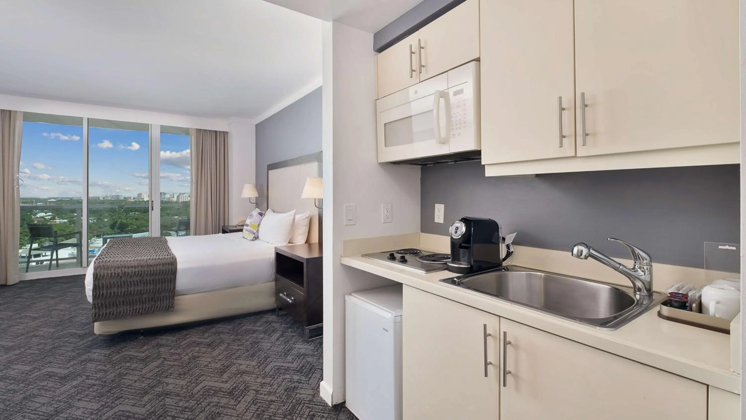 Kitchen or kitchenette, Bed in Hotel Arya BW Premier Collection