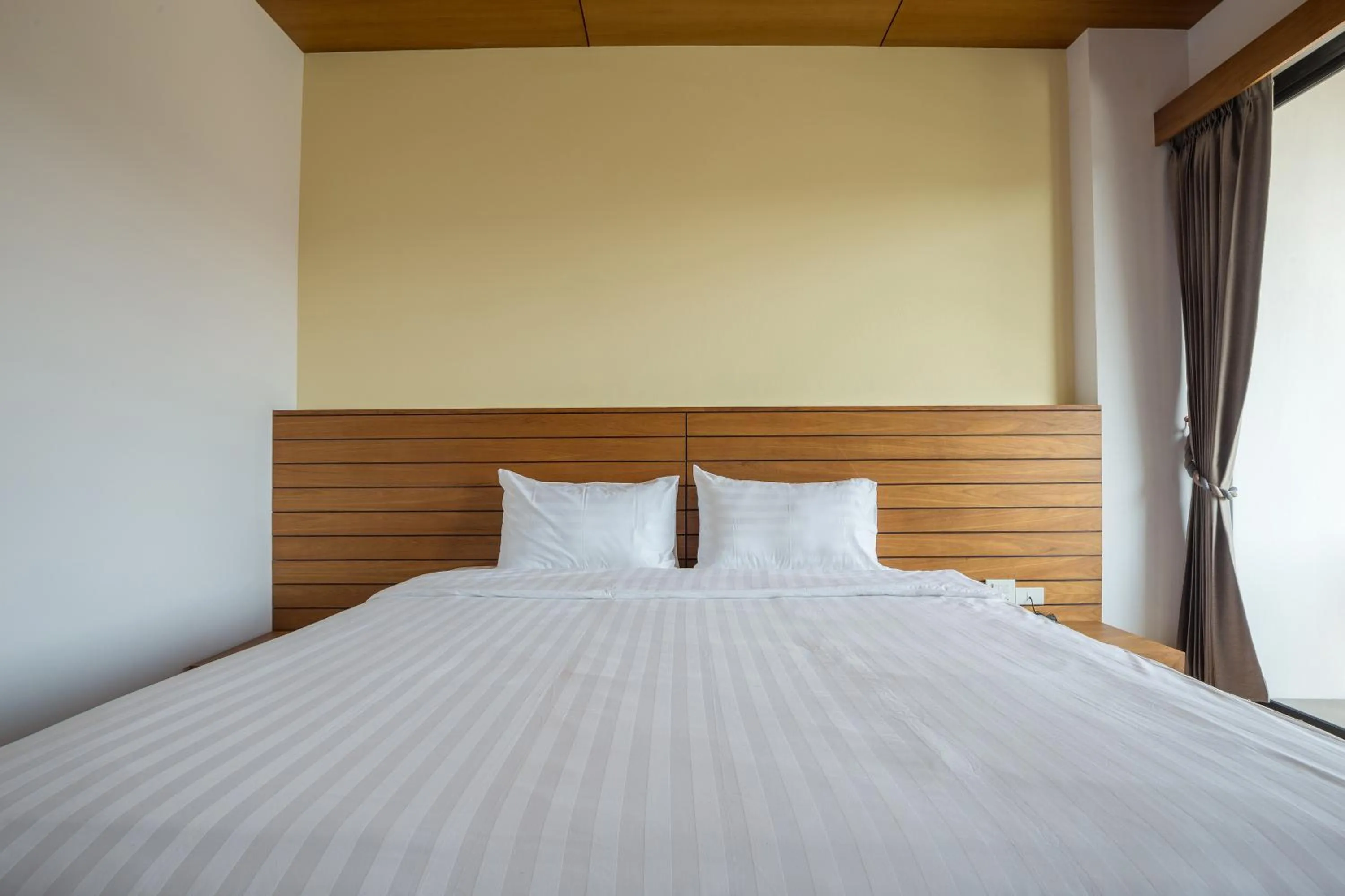 Shower, Bed in Sann View Hotel