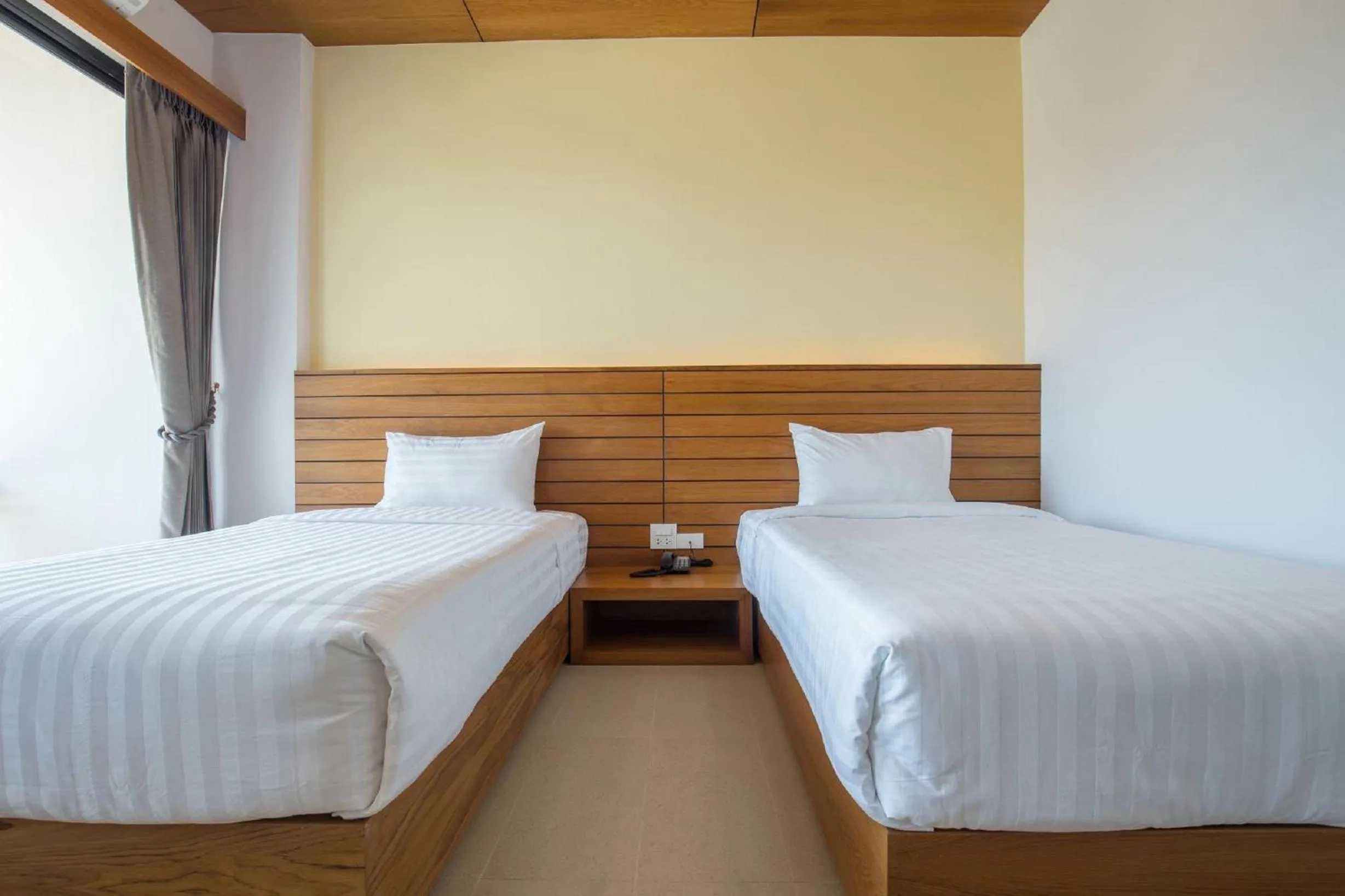 Shower, Bed in Sann View Hotel