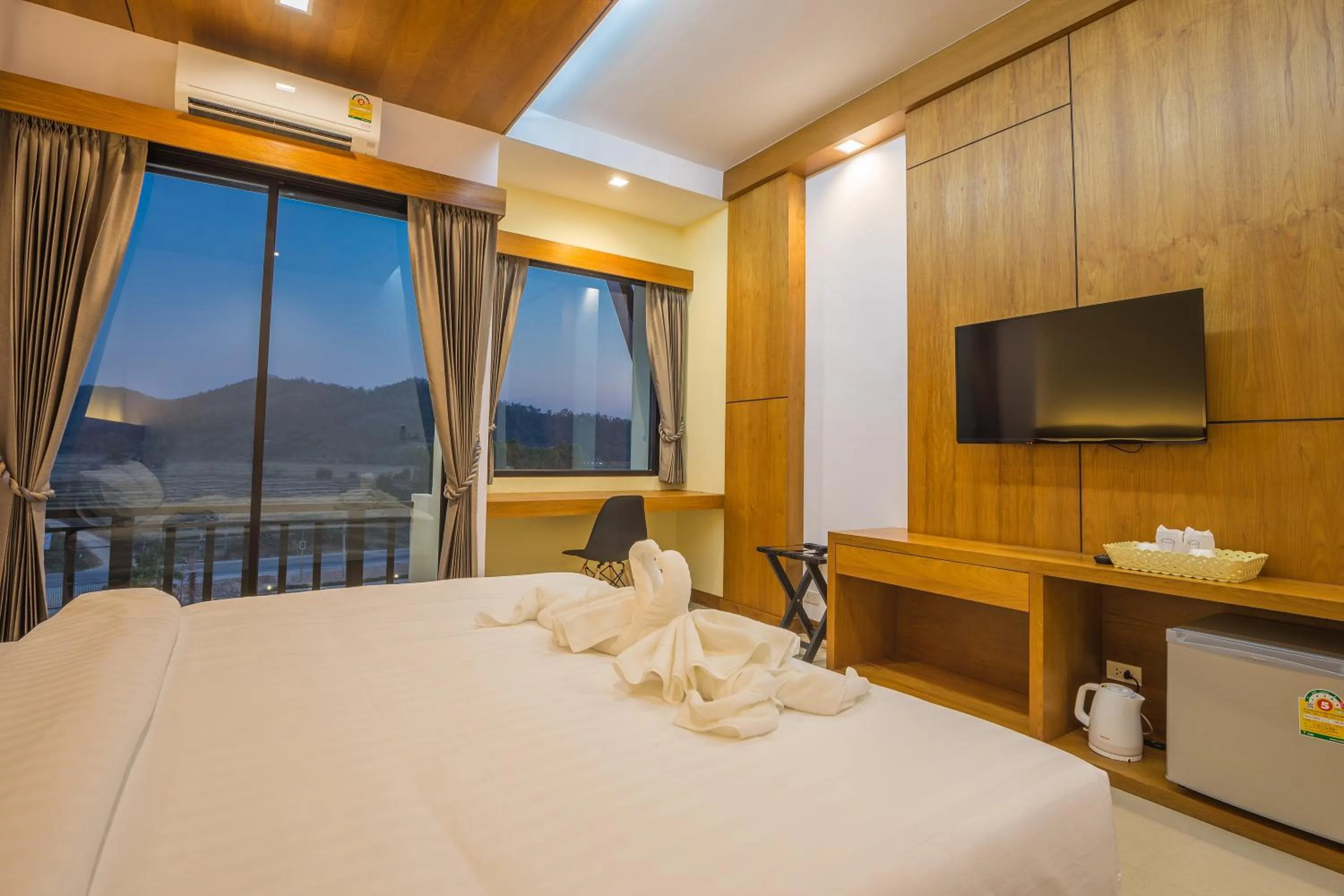 Bathroom, Bed in Sann View Hotel