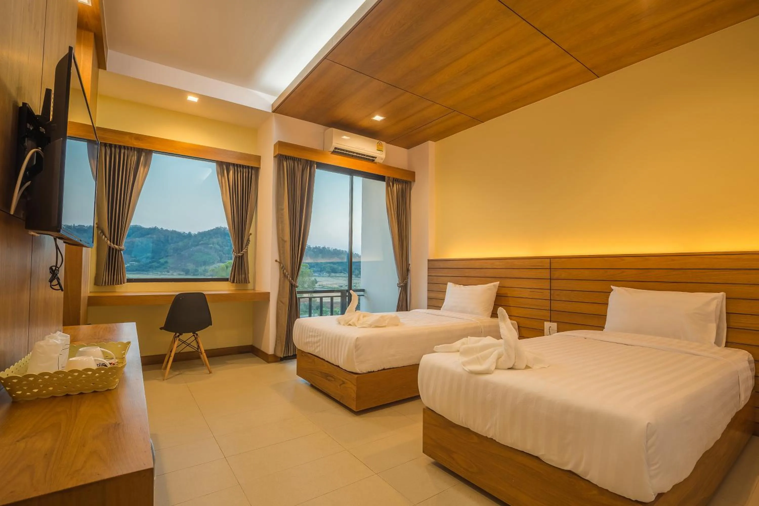 Shower, Bed in Sann View Hotel