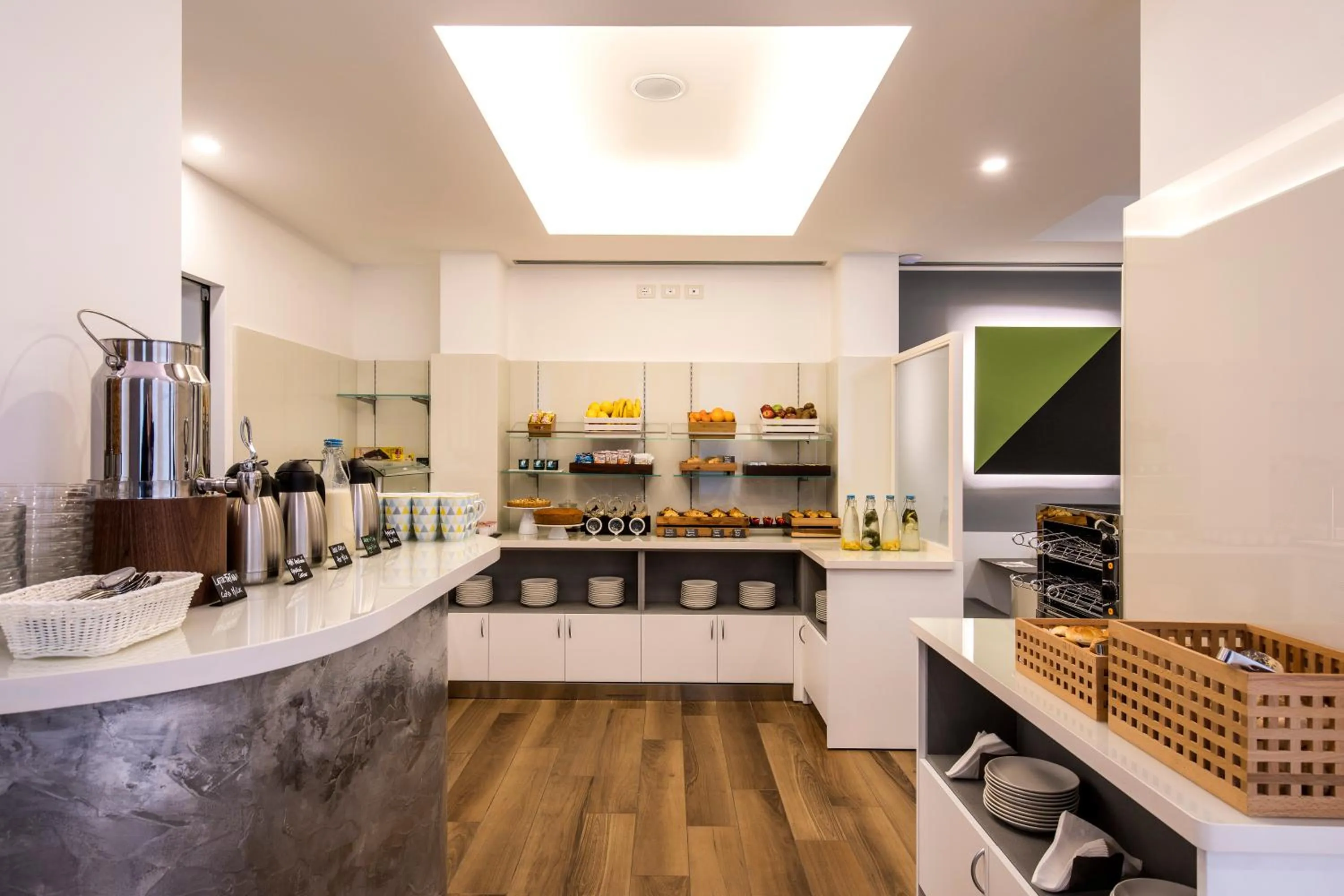 Food and drinks in 43 Station Hotel