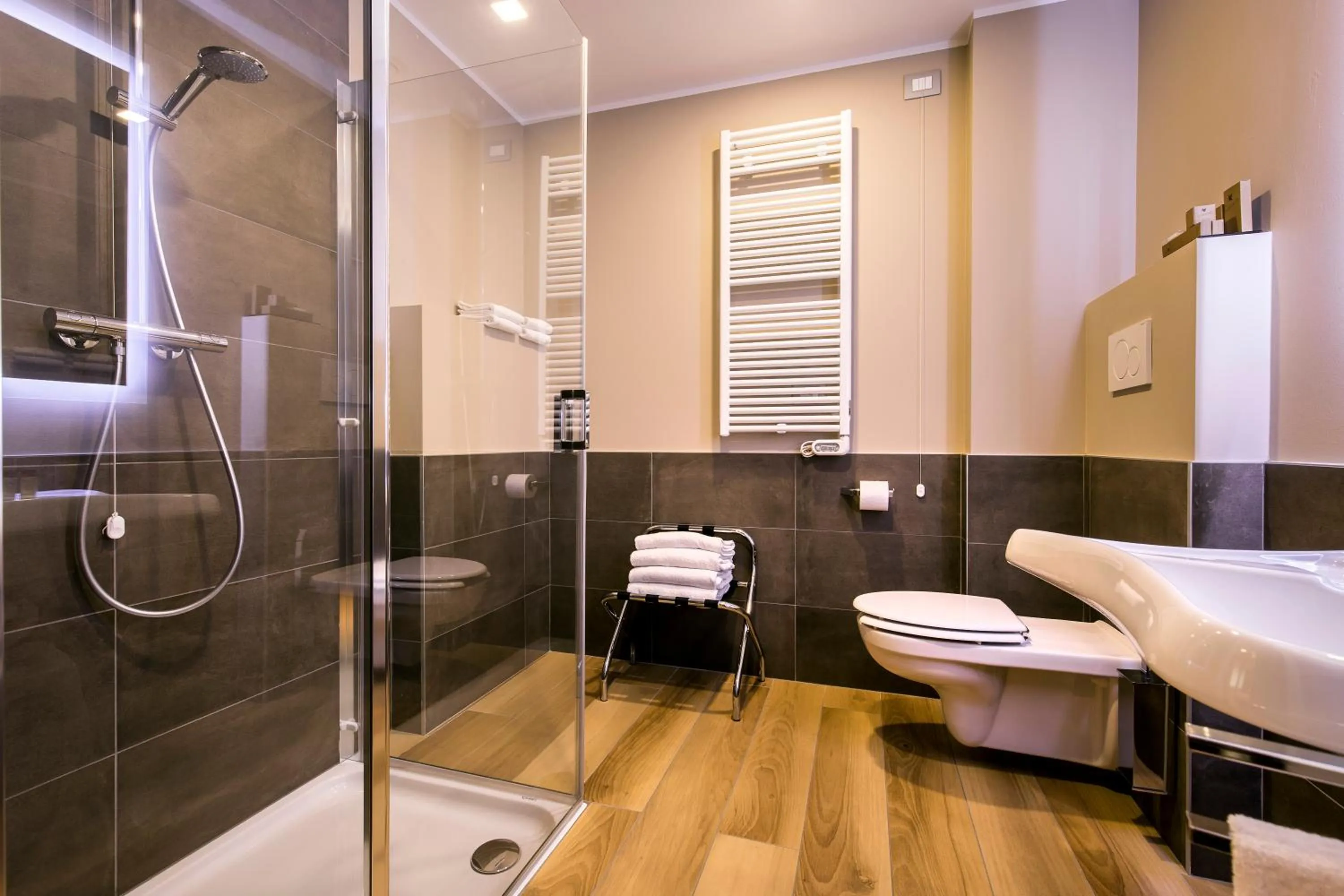 Shower in 43 Station Hotel