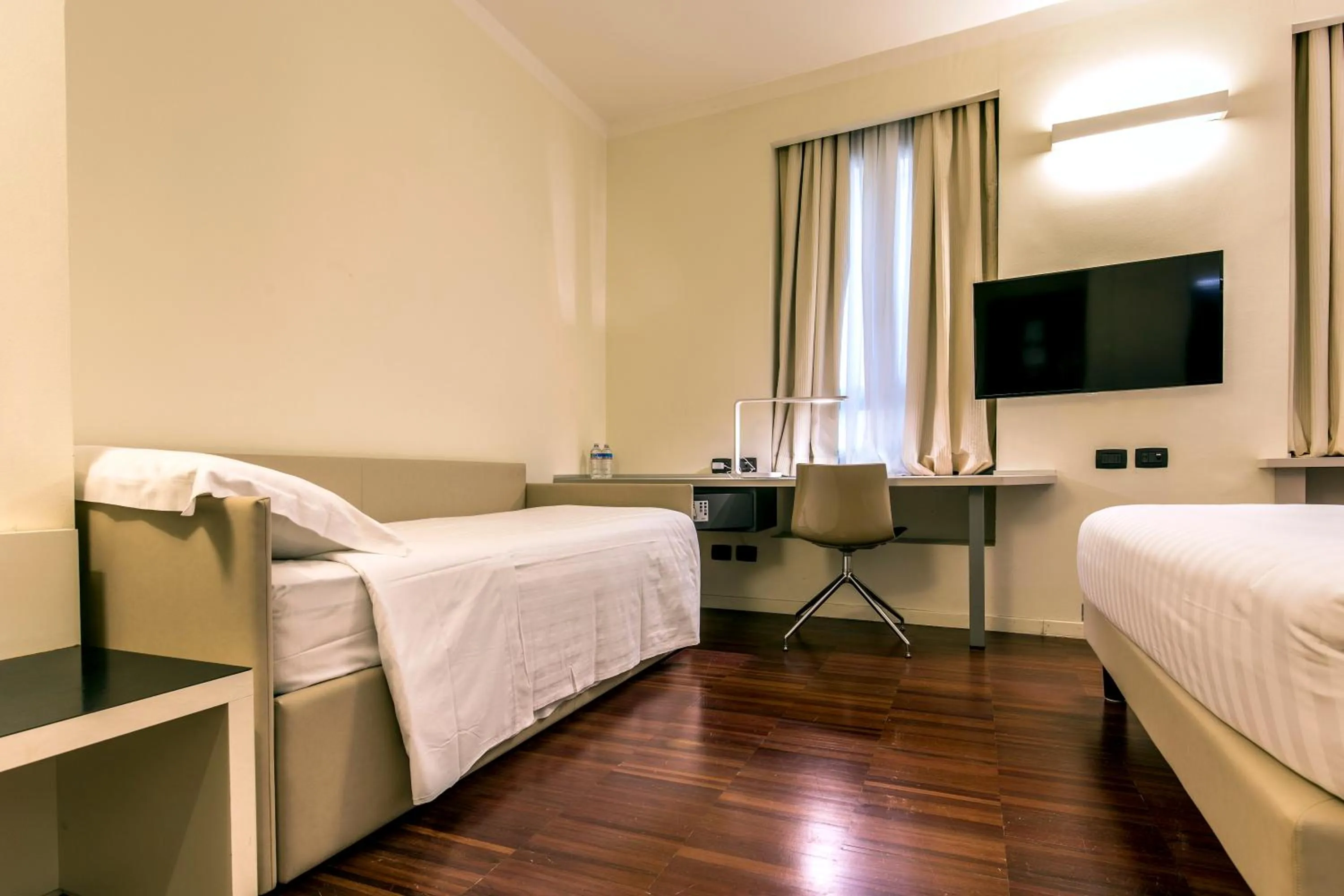 Bed in 43 Station Hotel