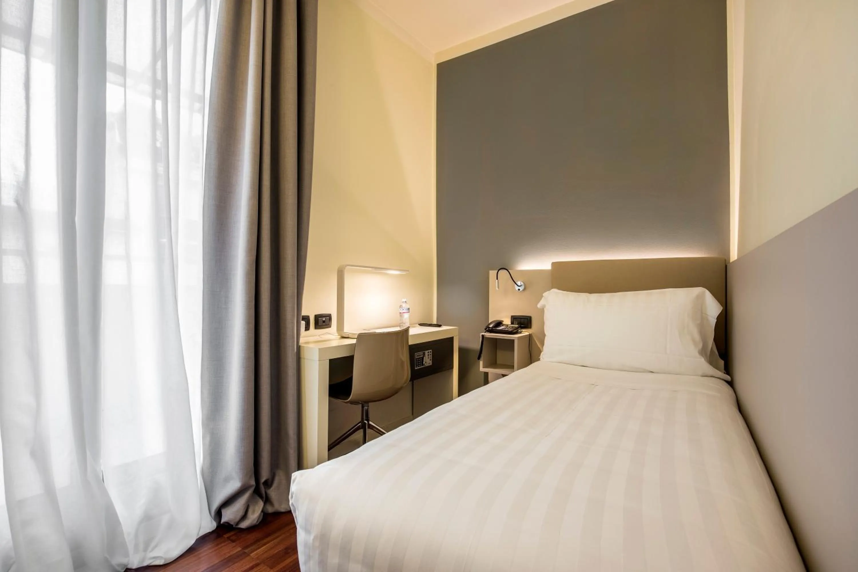 Bed in 43 Station Hotel