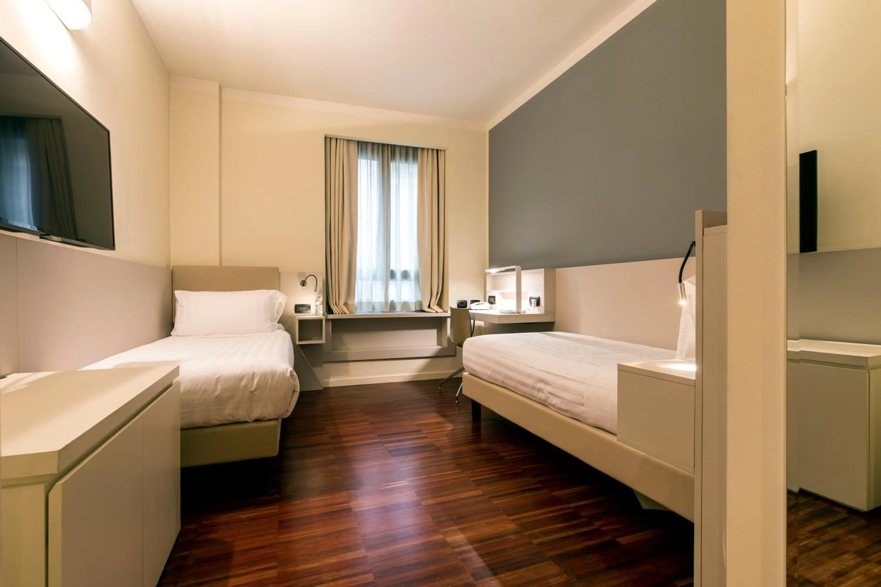 Bed in 43 Station Hotel